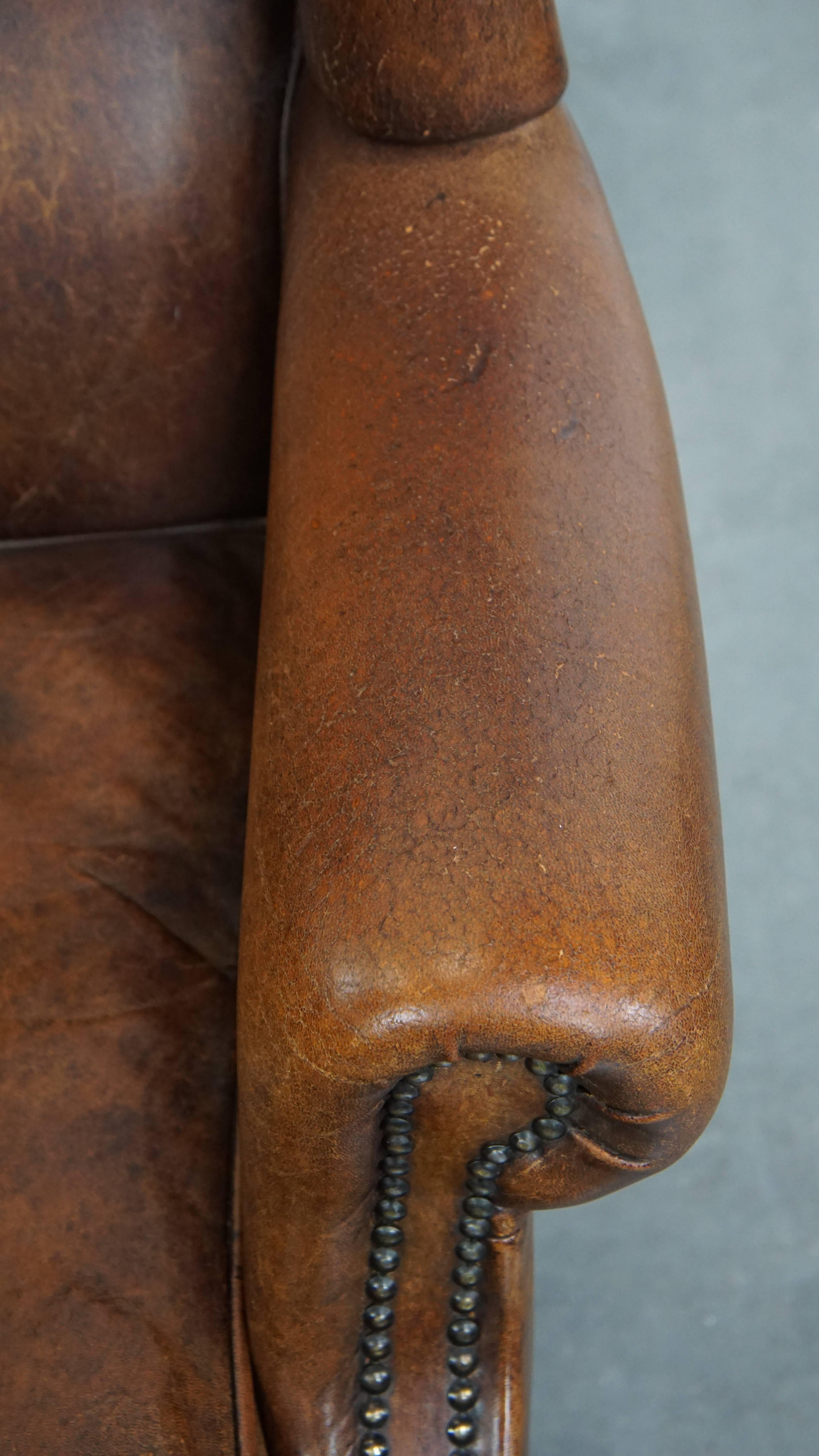 Chaise à oreilles en peau de mouton en bon état en vente 1