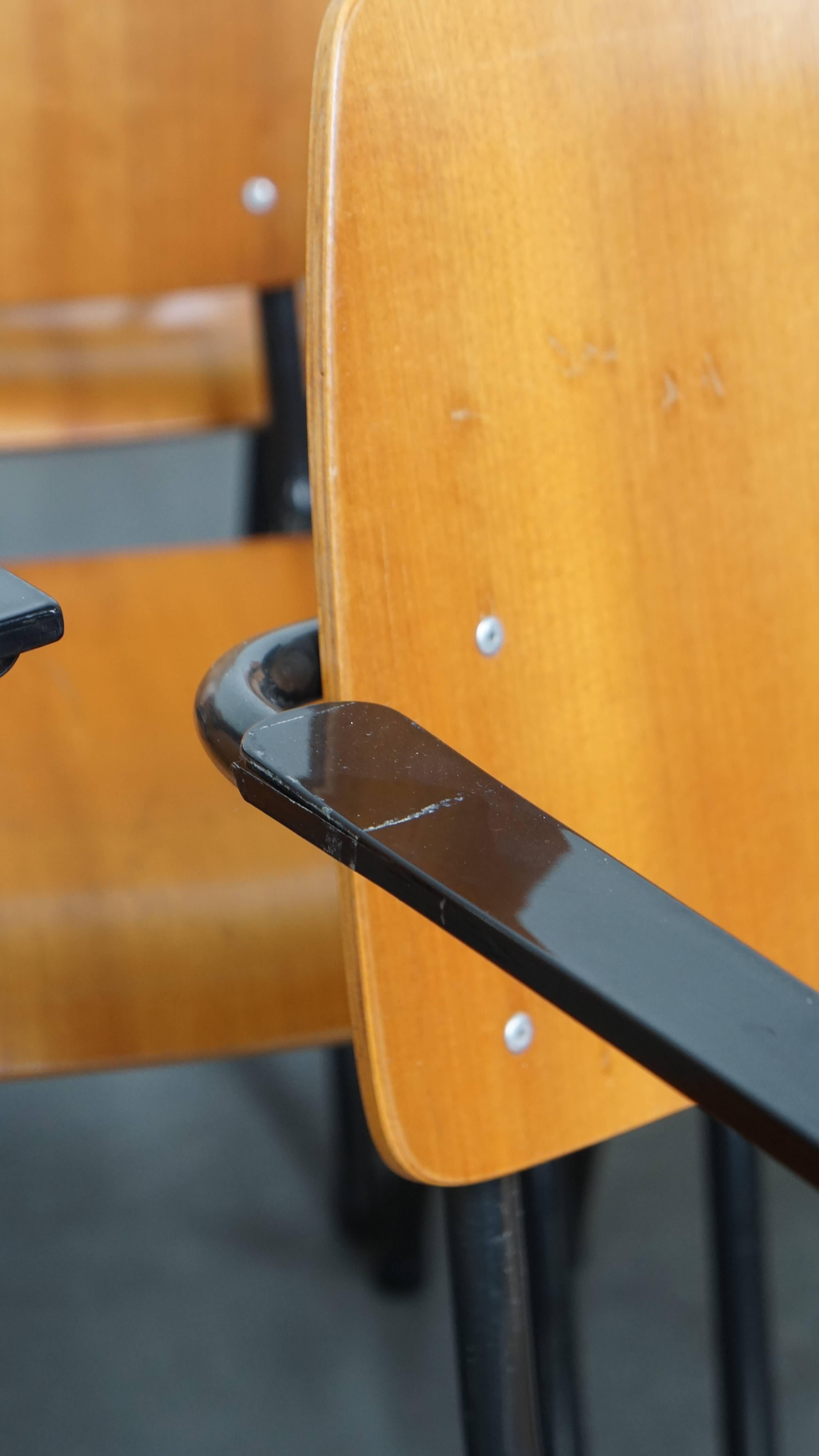 Romain classique Ensemble de 12 chaises d'école/cantine/salle à manger avec accoudoirs datant des années 1960 en vente