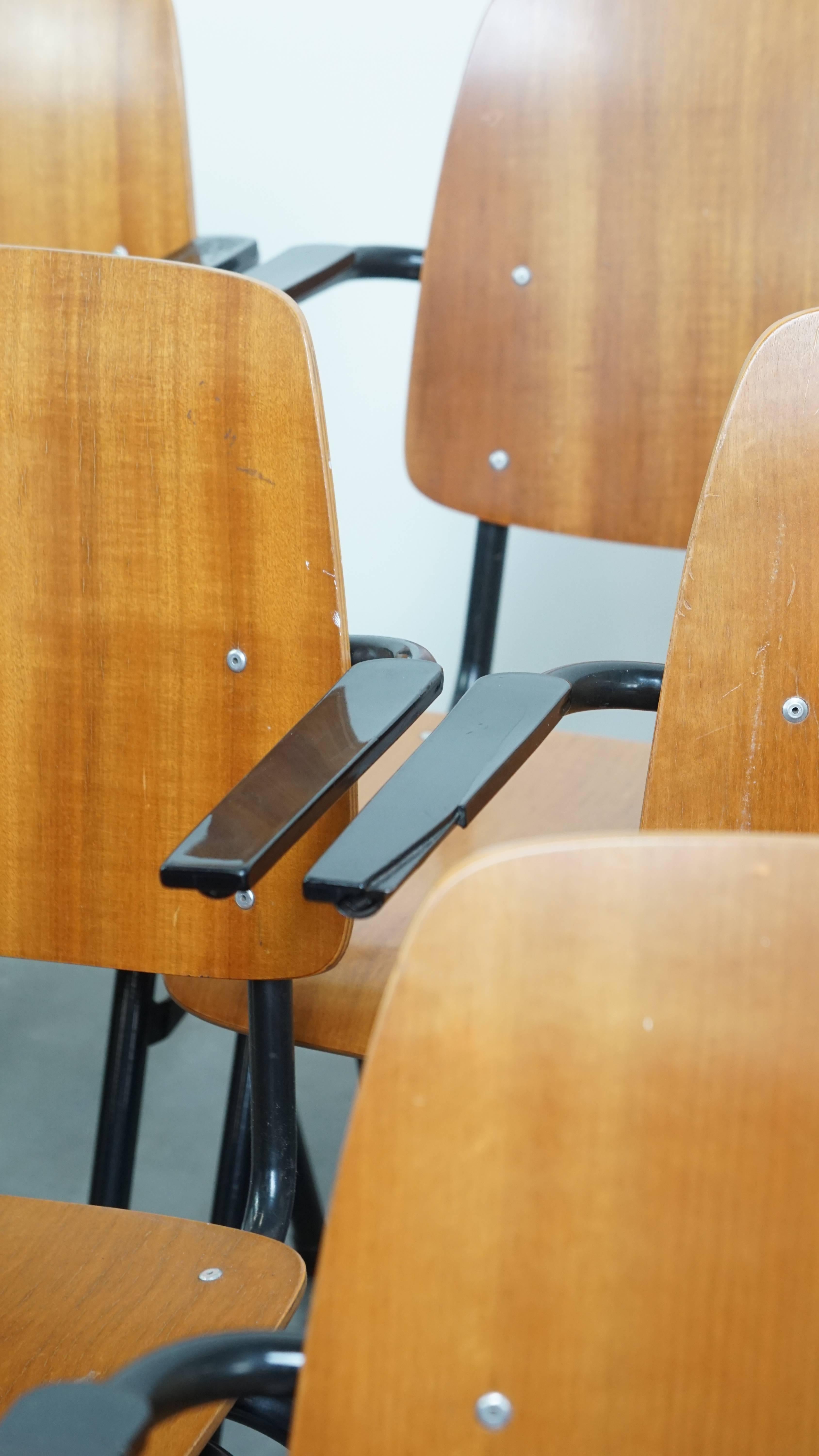 Bois Ensemble de 12 chaises d'école/cantine/salle à manger avec accoudoirs datant des années 1960 en vente