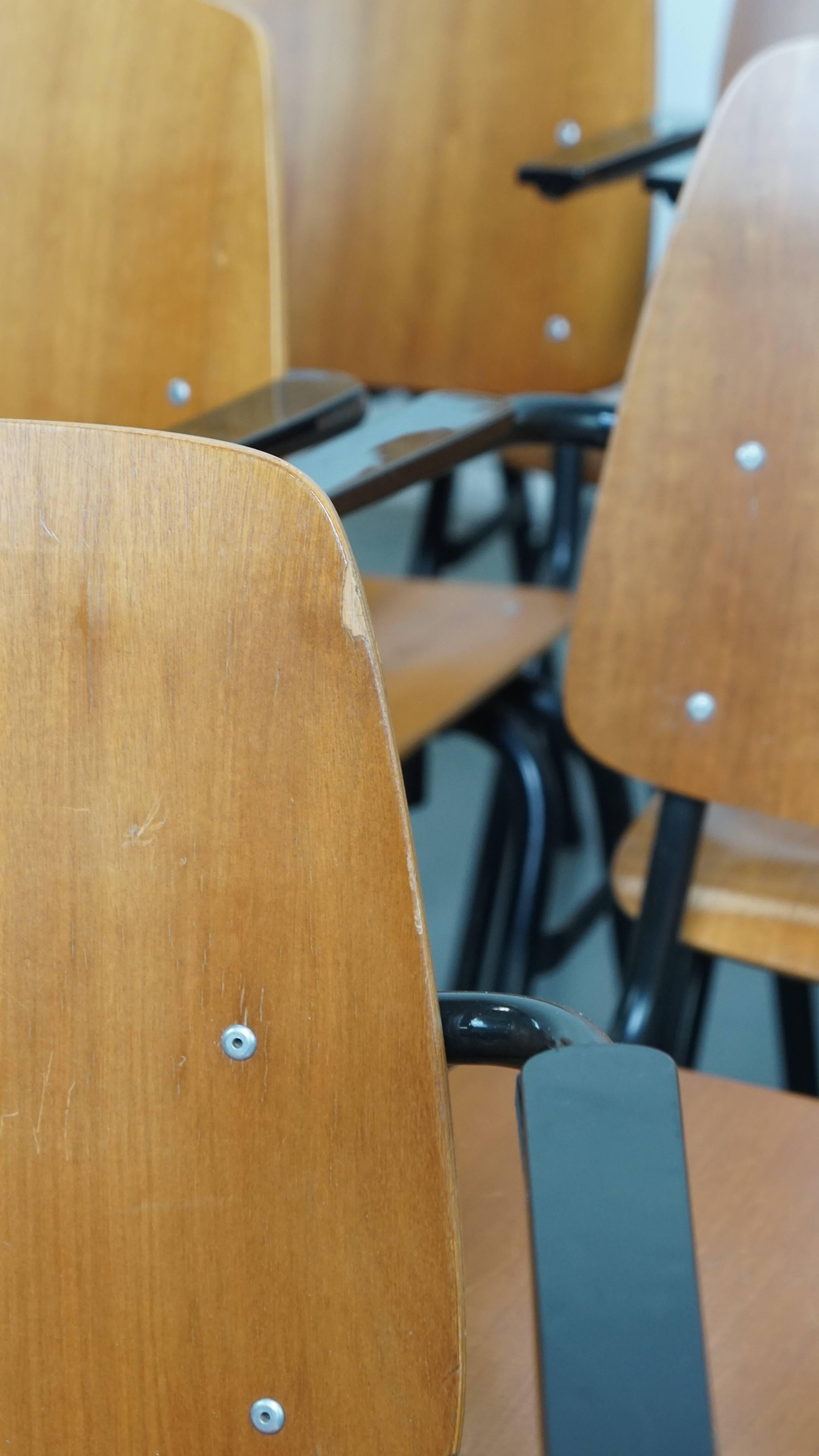 Ces magnifiques chaises vintage de Marko étaient à l'origine utilisées comme chaises d'école ou d'église, mais elles sont également parfaites pour être utilisées dans une cantine ou comme chaises de salle à manger. La particularité de ces chaises