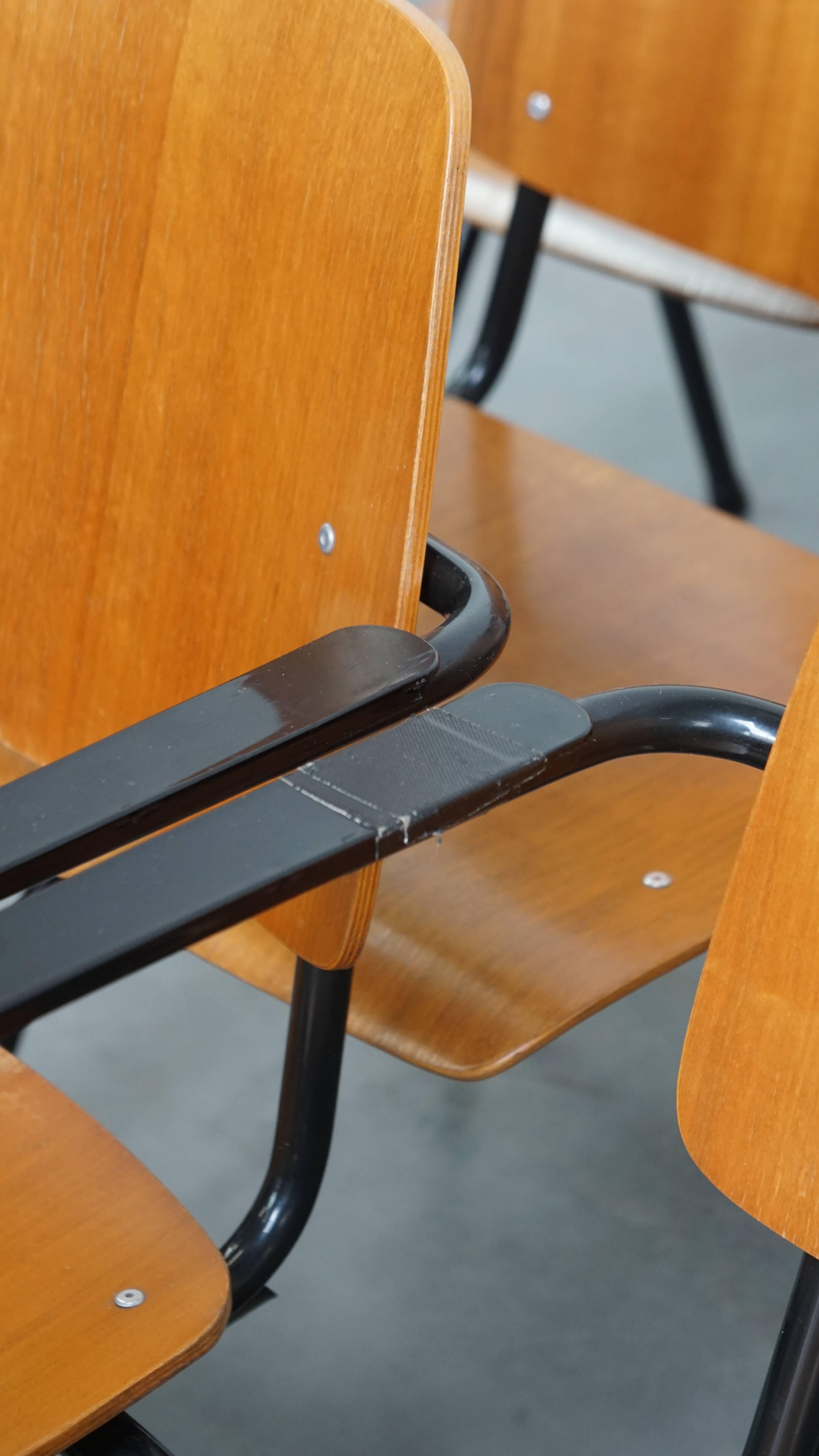 Fait main Ensemble de 12 chaises d'école/cantine/salle à manger avec accoudoirs datant des années 1960 en vente