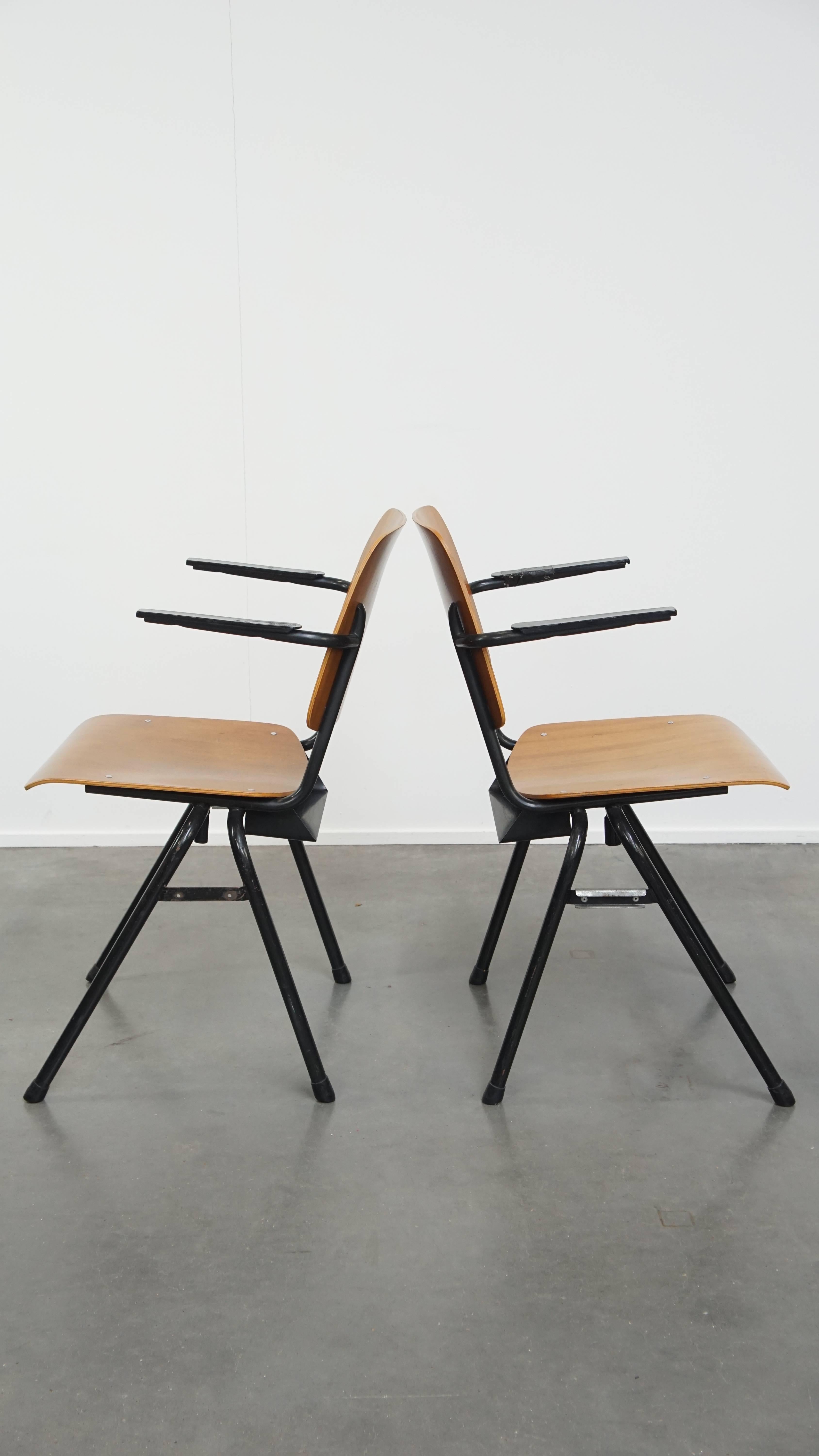 Ensemble de 12 chaises d'école/cantine/salle à manger avec accoudoirs datant des années 1960 en vente 6