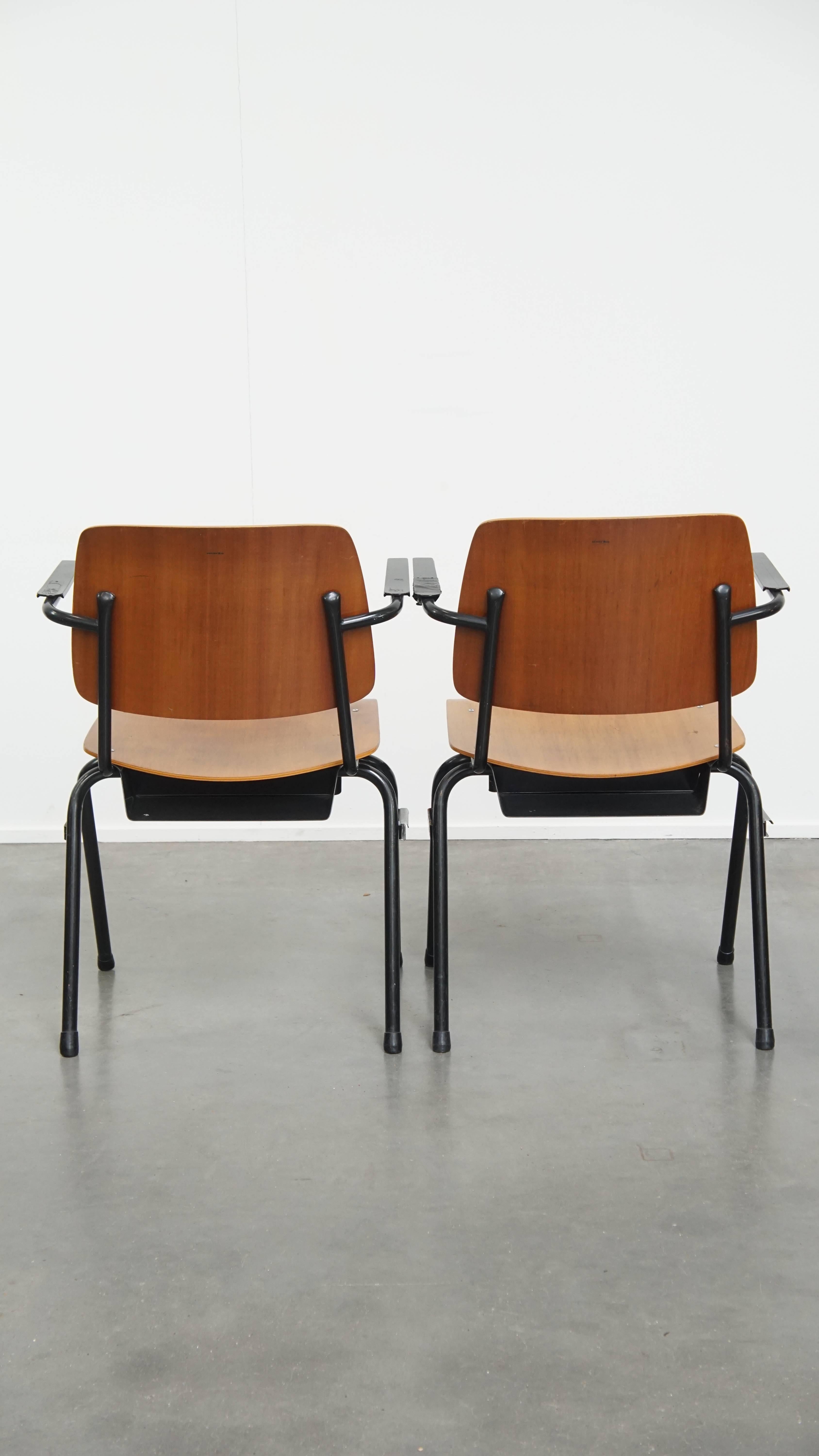 Ensemble de 12 chaises d'école/cantine/salle à manger avec accoudoirs datant des années 1960 en vente 5