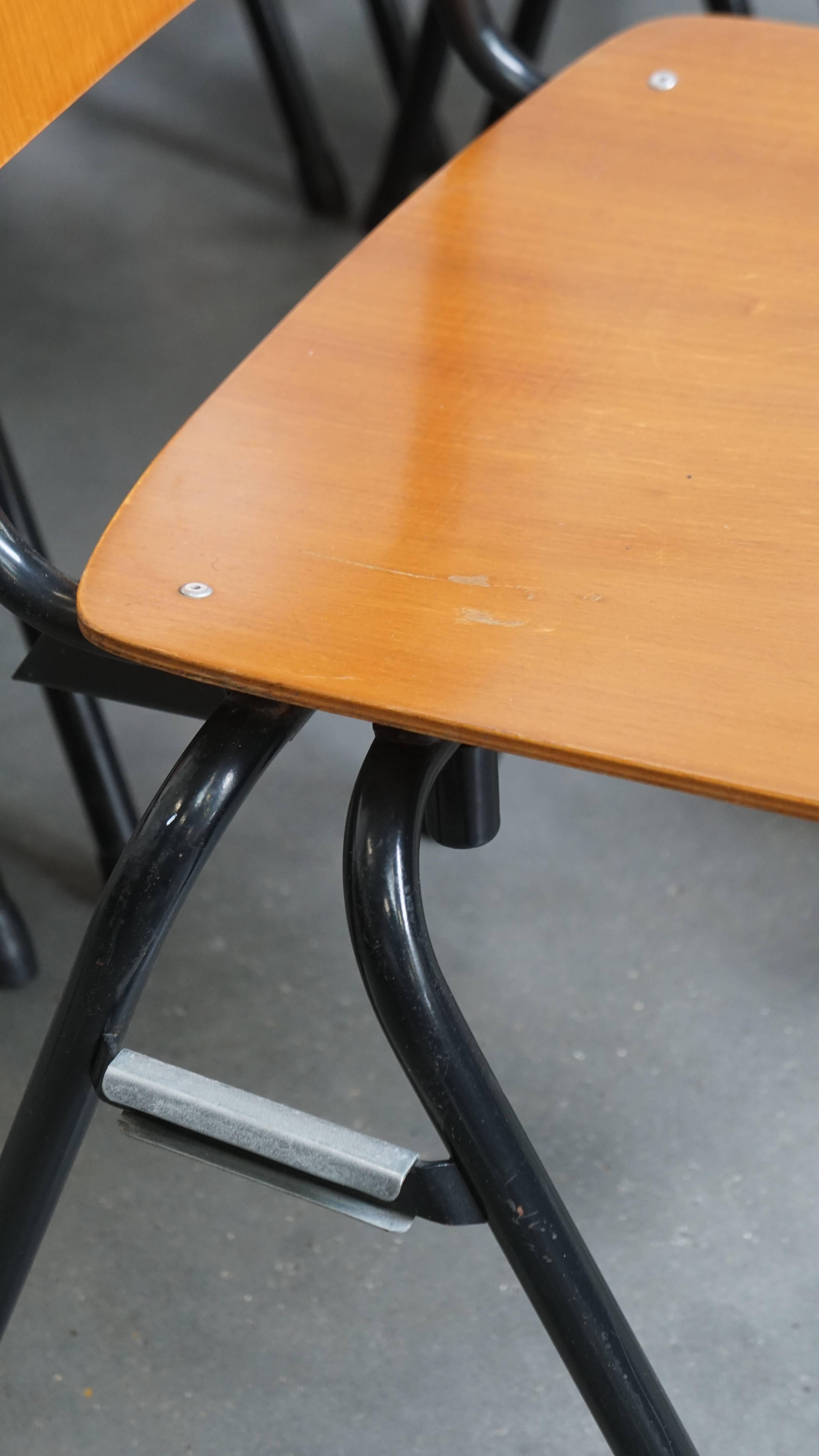 Ensemble de 12 chaises d'école/cantine/salle à manger avec accoudoirs datant des années 1960 en vente 2