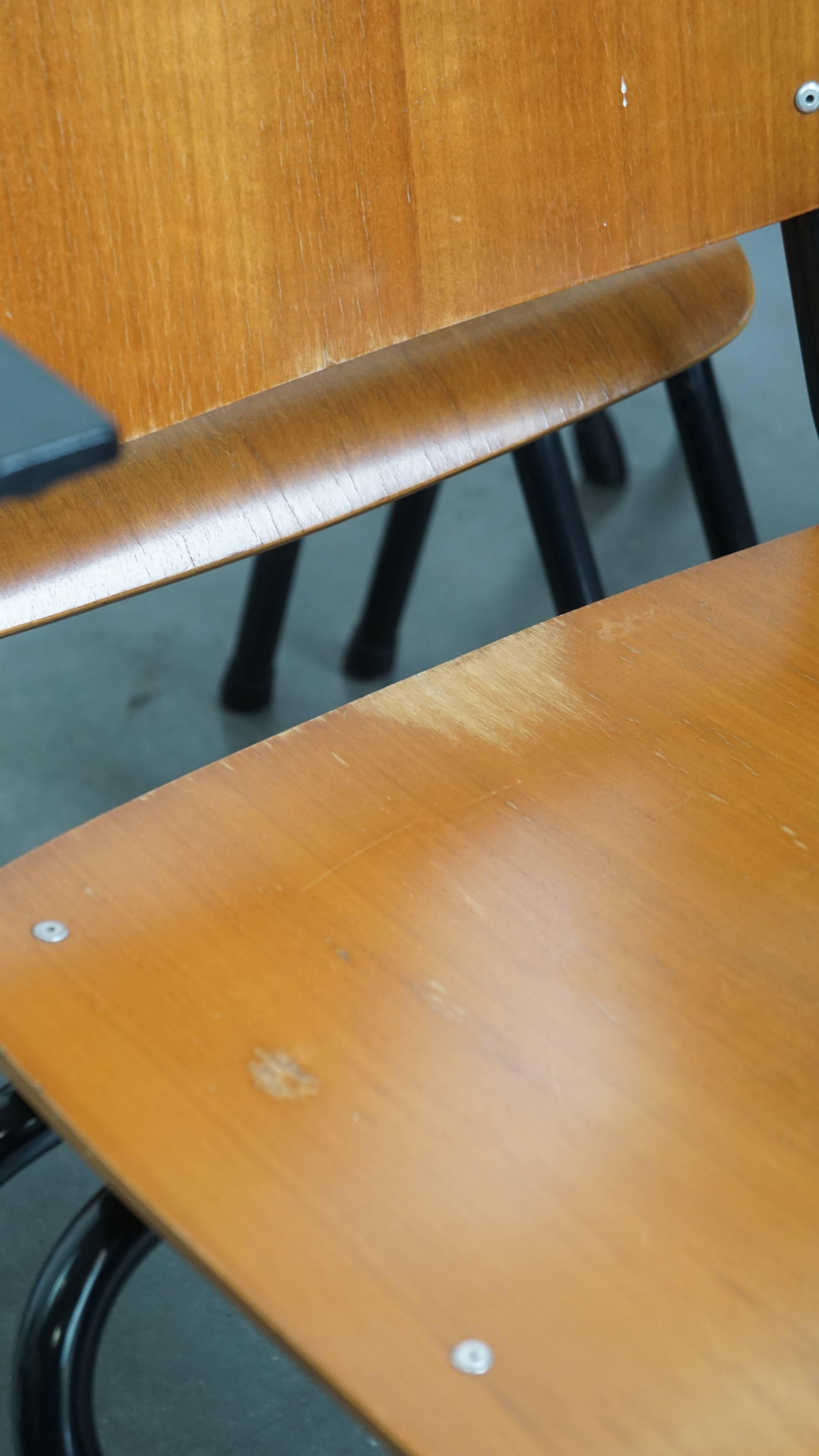 Ensemble de 12 chaises d'école/cantine/salle à manger avec accoudoirs datant des années 1960 en vente 1