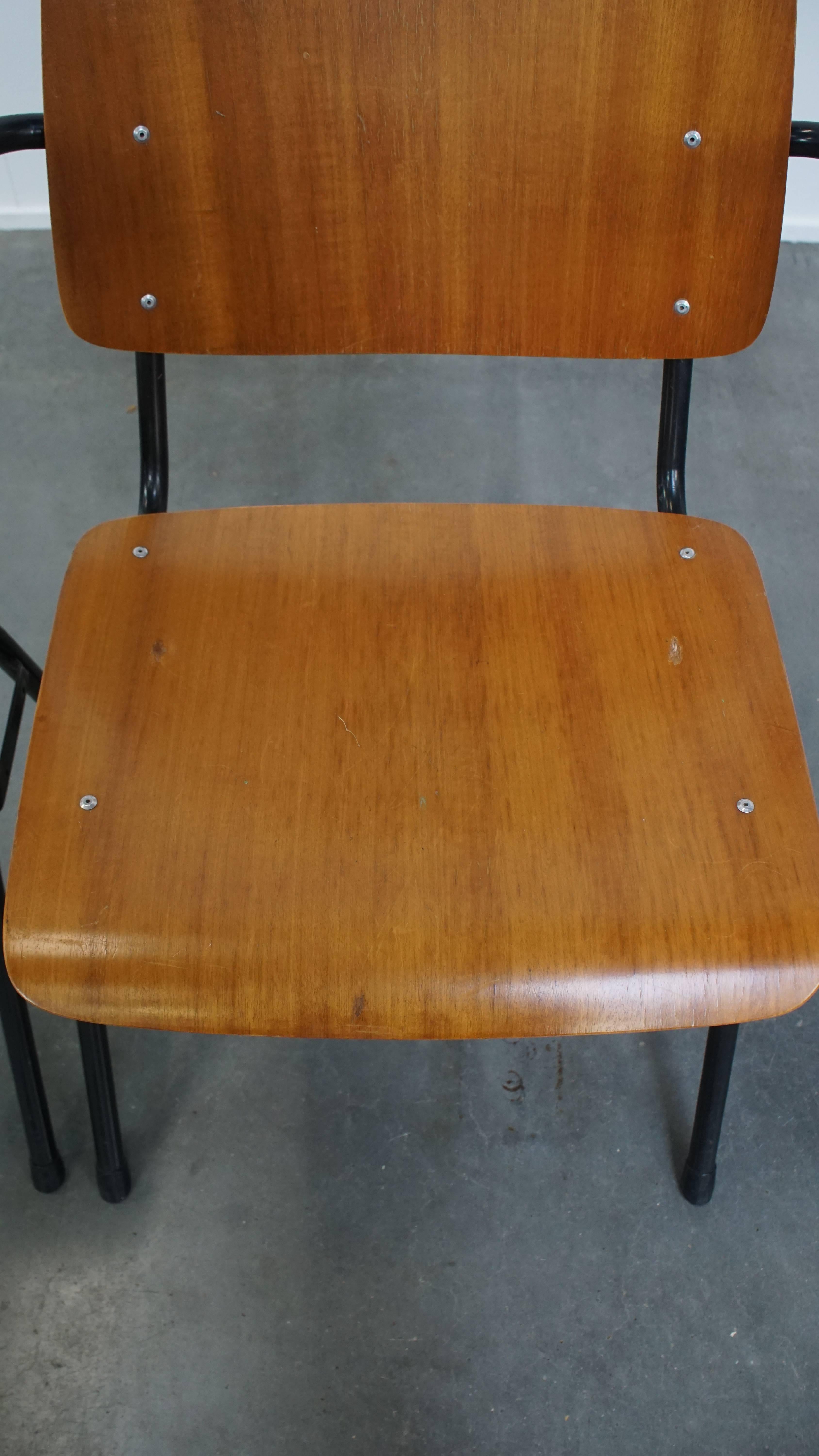 Ensemble de 12 chaises d'école/cantine/salle à manger avec accoudoirs datant des années 1960 en vente 8