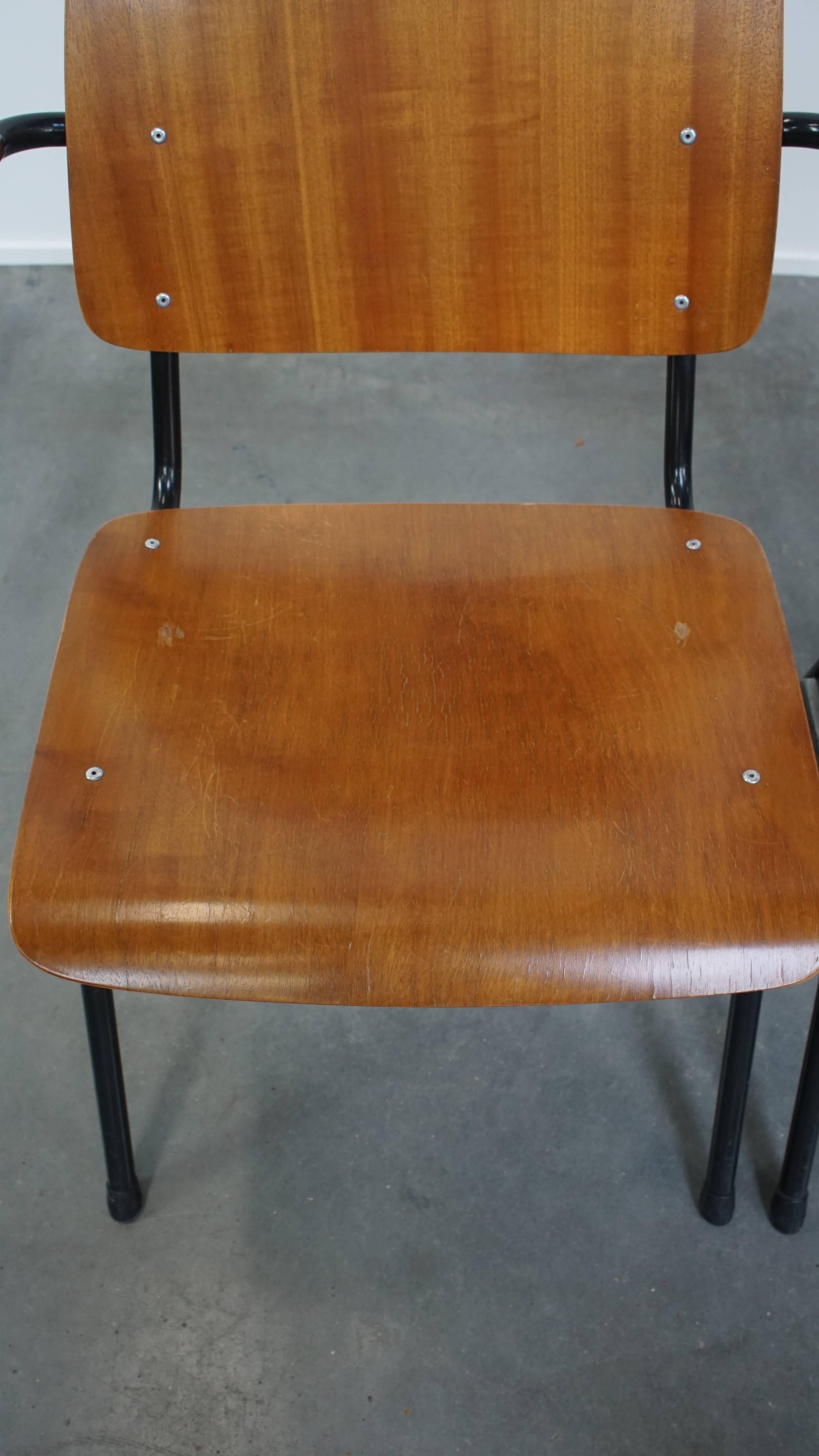 Ensemble de 12 chaises d'école/cantine/salle à manger avec accoudoirs datant des années 1960 en vente 7