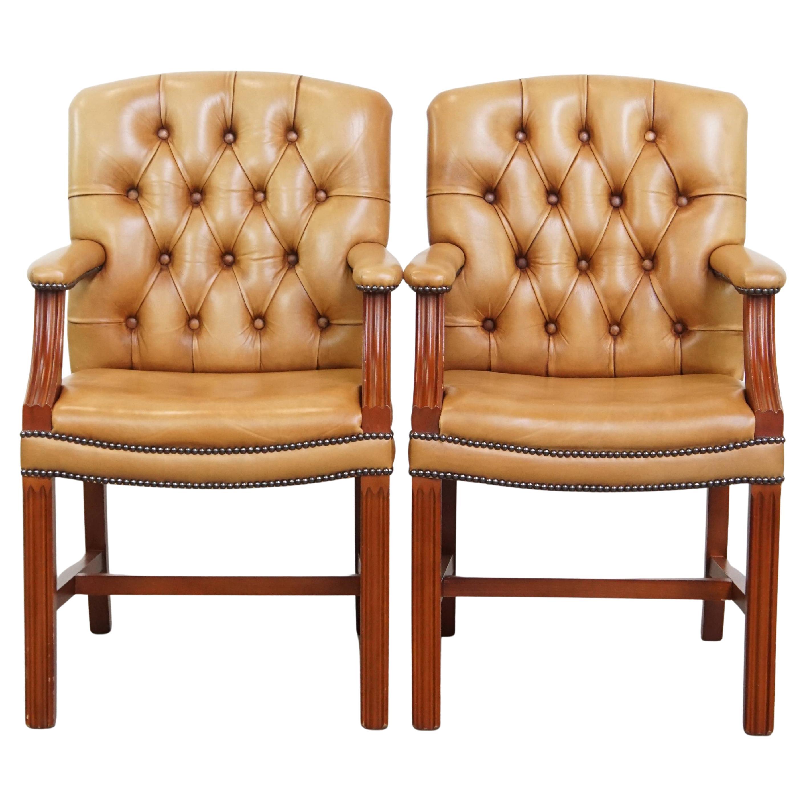 Juego de 2 sillones Chesterfield de piel de vaca en color coñac claro en venta