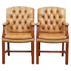 Juego de 2 sillones Chesterfield de piel de vaca en color coñac claro
