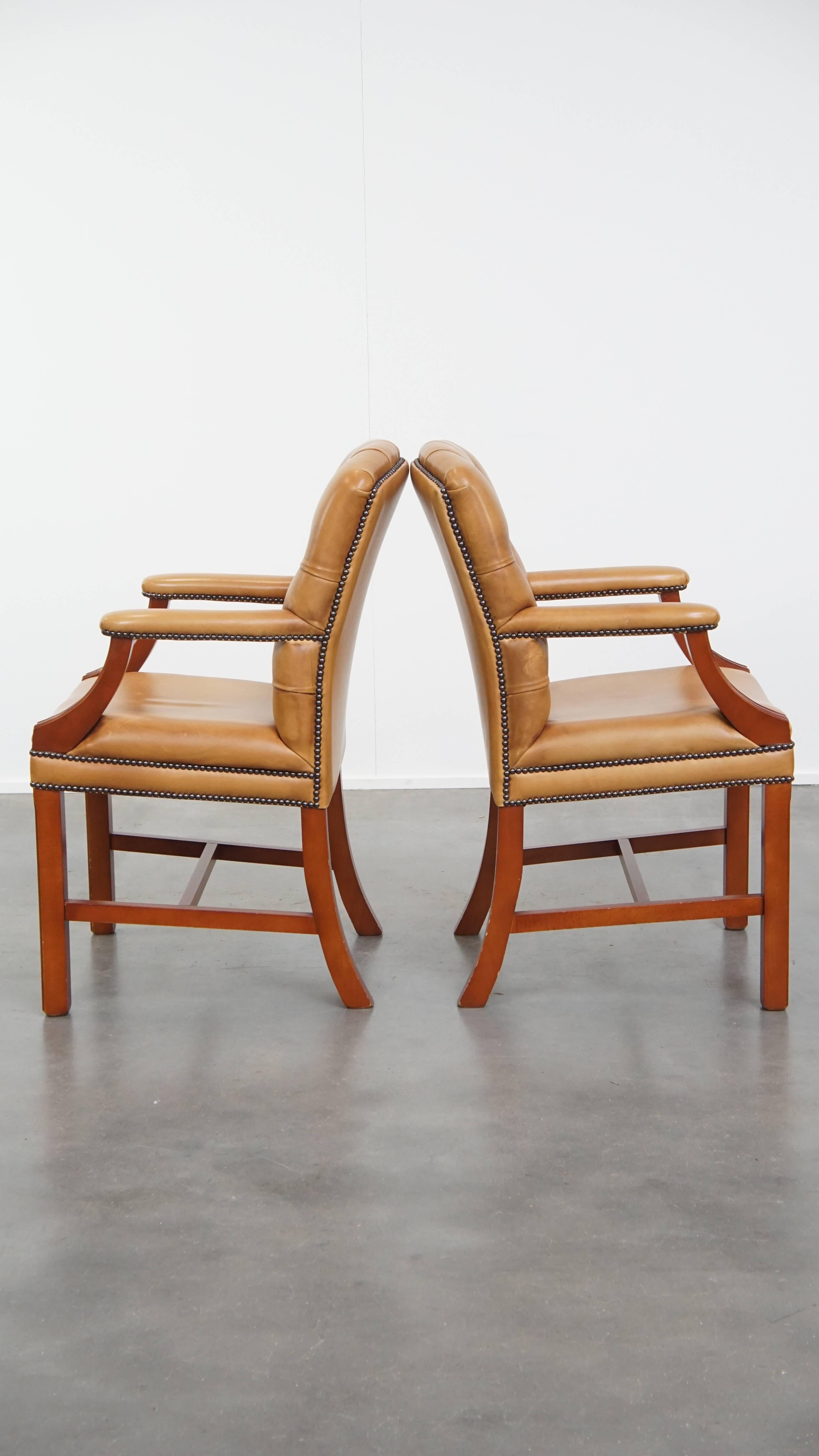 Juego de 2 sillones Chesterfield de piel de vaca en color coñac claro Hecho a mano en venta