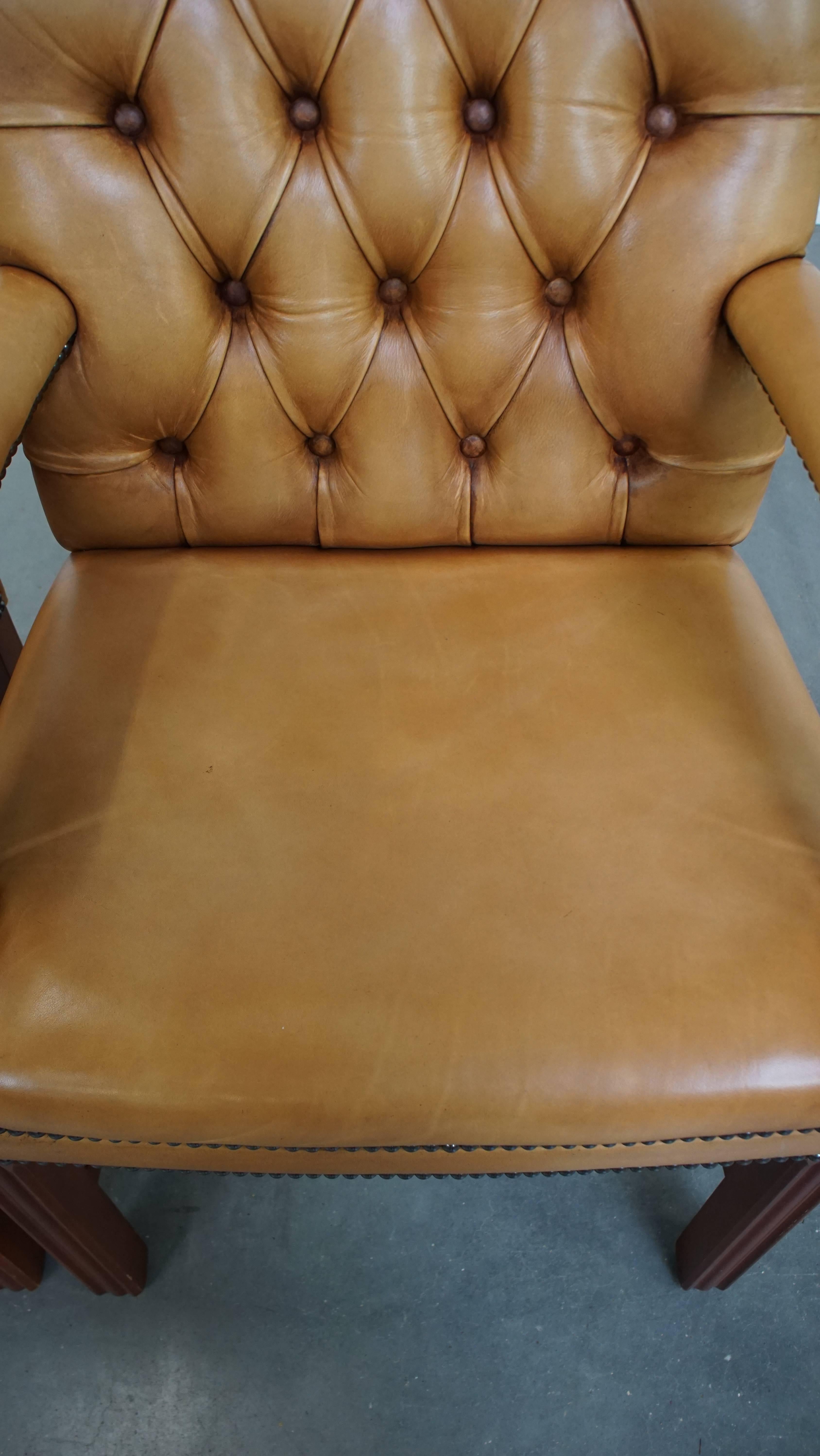 Juego de 2 sillones Chesterfield de piel de vaca en color coñac claro siglo XX en venta
