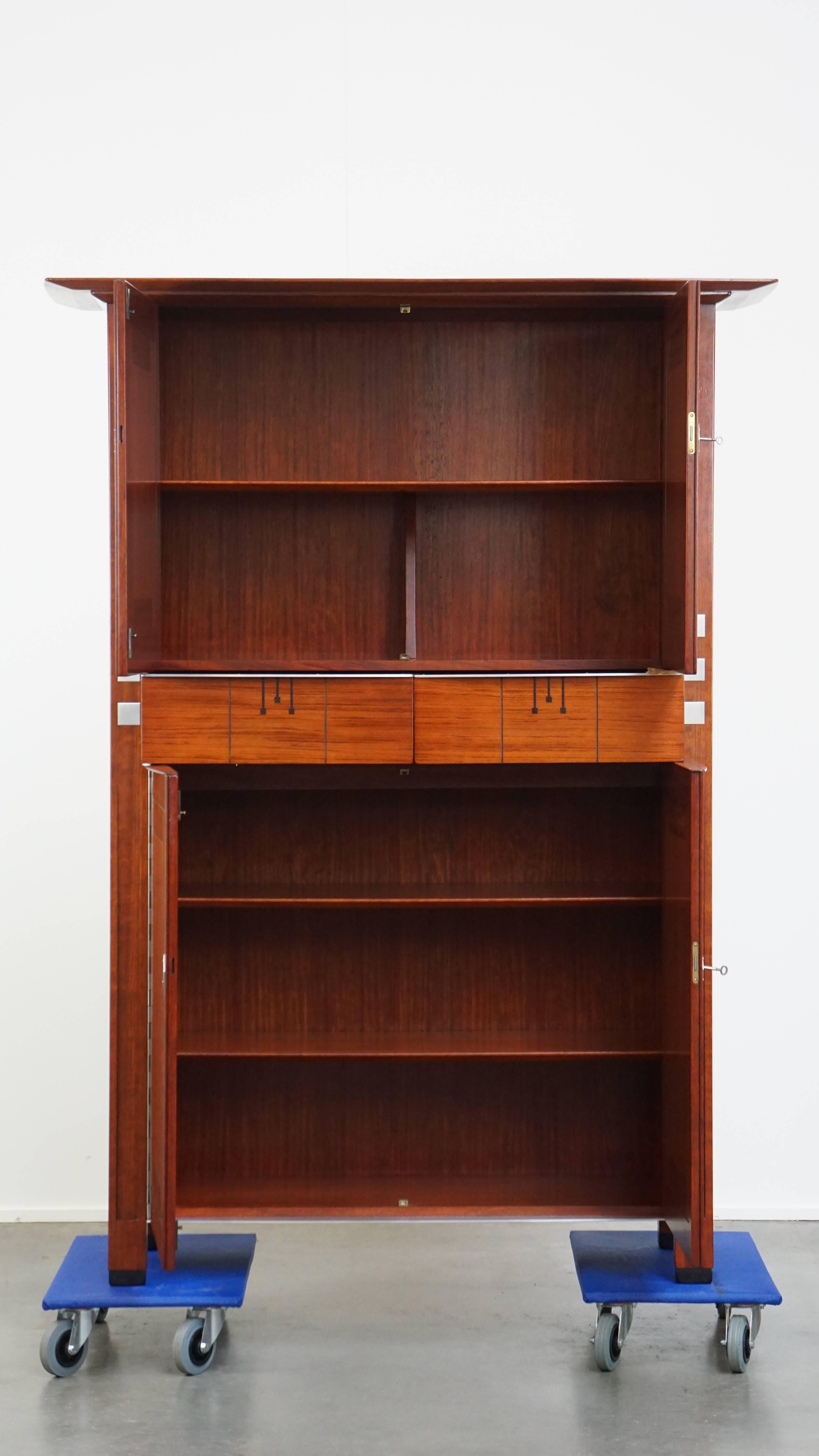 Offered here is this Schuitema Art Deco buffet cabinet from the Decoforma series, in very good condition. This stunning piece from the renowned Decoforma line by Schuitema shows only minimal signs of use and has been well cared for.

It features