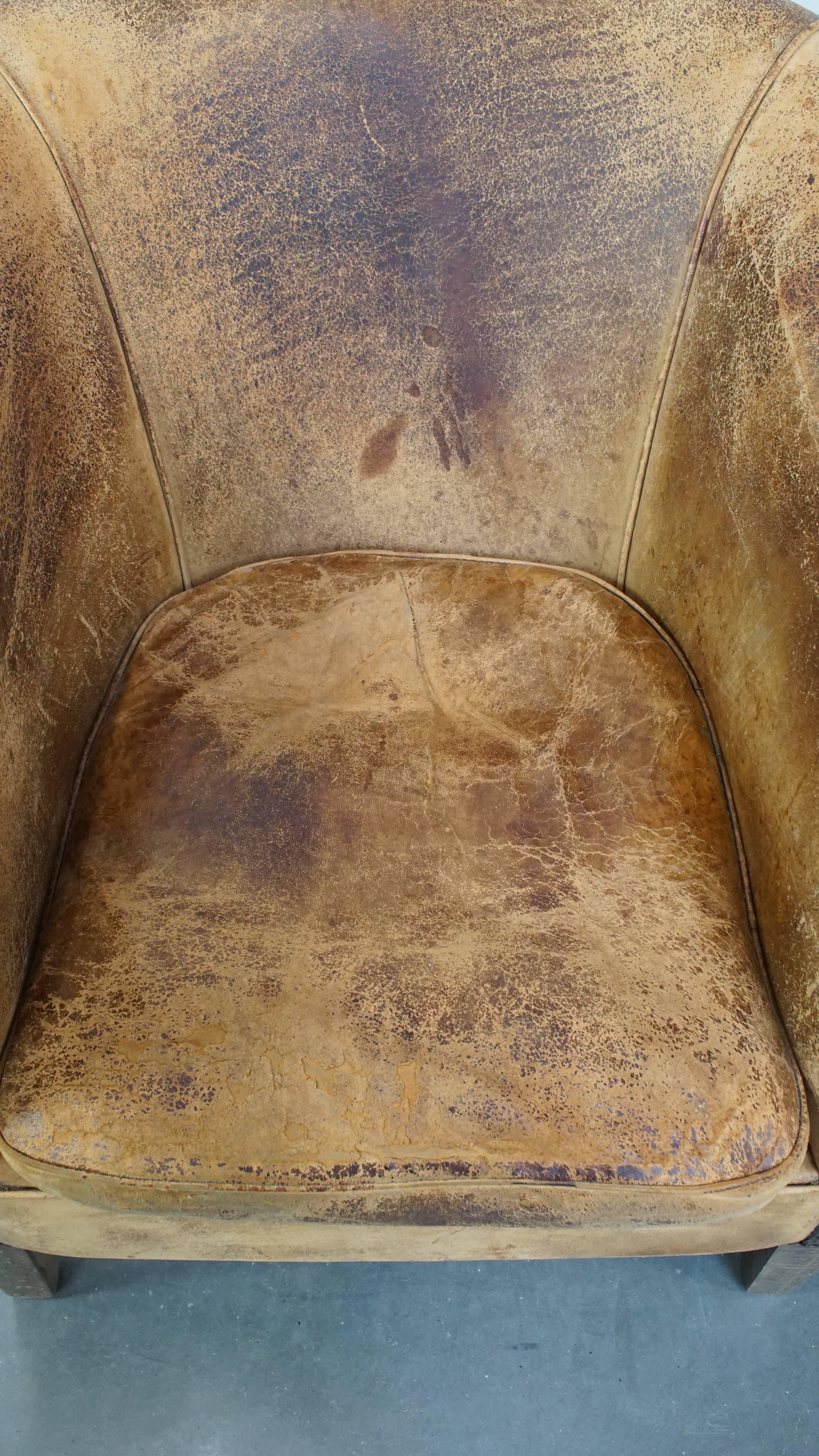 Ensemble de 2 fauteuils club vintage en cuir de mouton État moyen - En vente à Harderwijk, NL