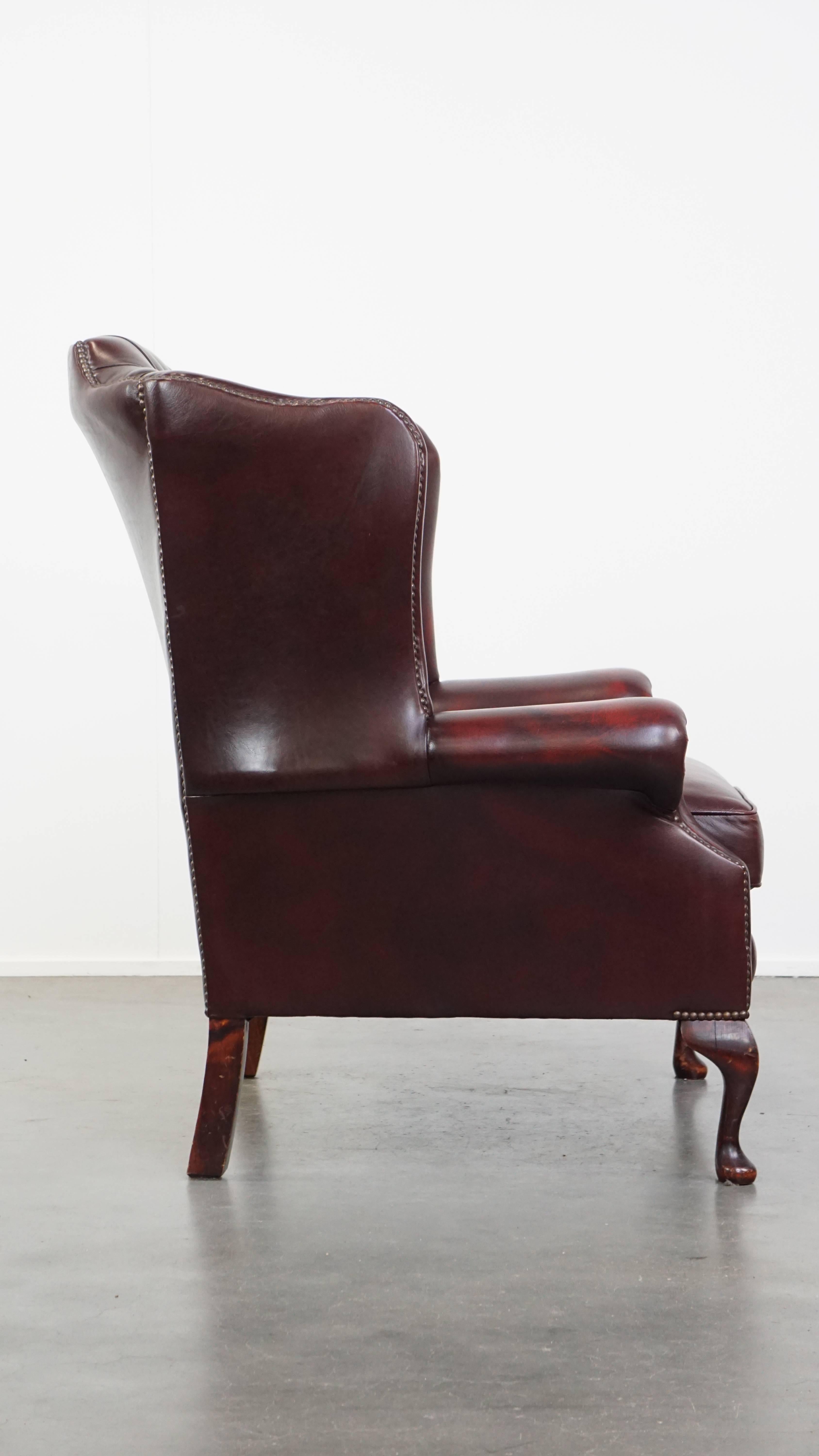 Englischer Chesterfield Ohrensessel aus rotem Rindsleder (Handgefertigt) im Angebot