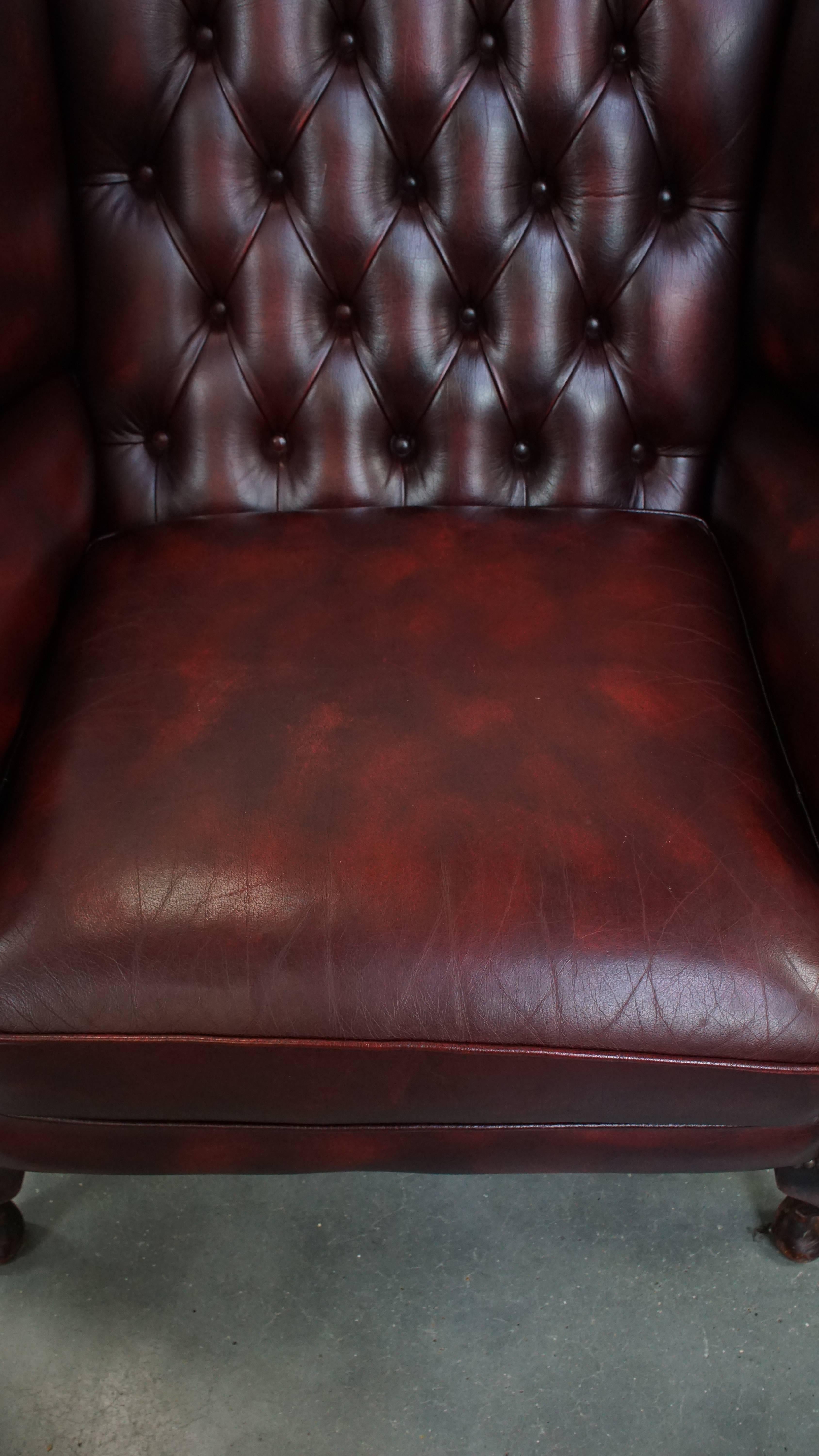 Englischer Chesterfield Ohrensessel aus rotem Rindsleder im Angebot 1