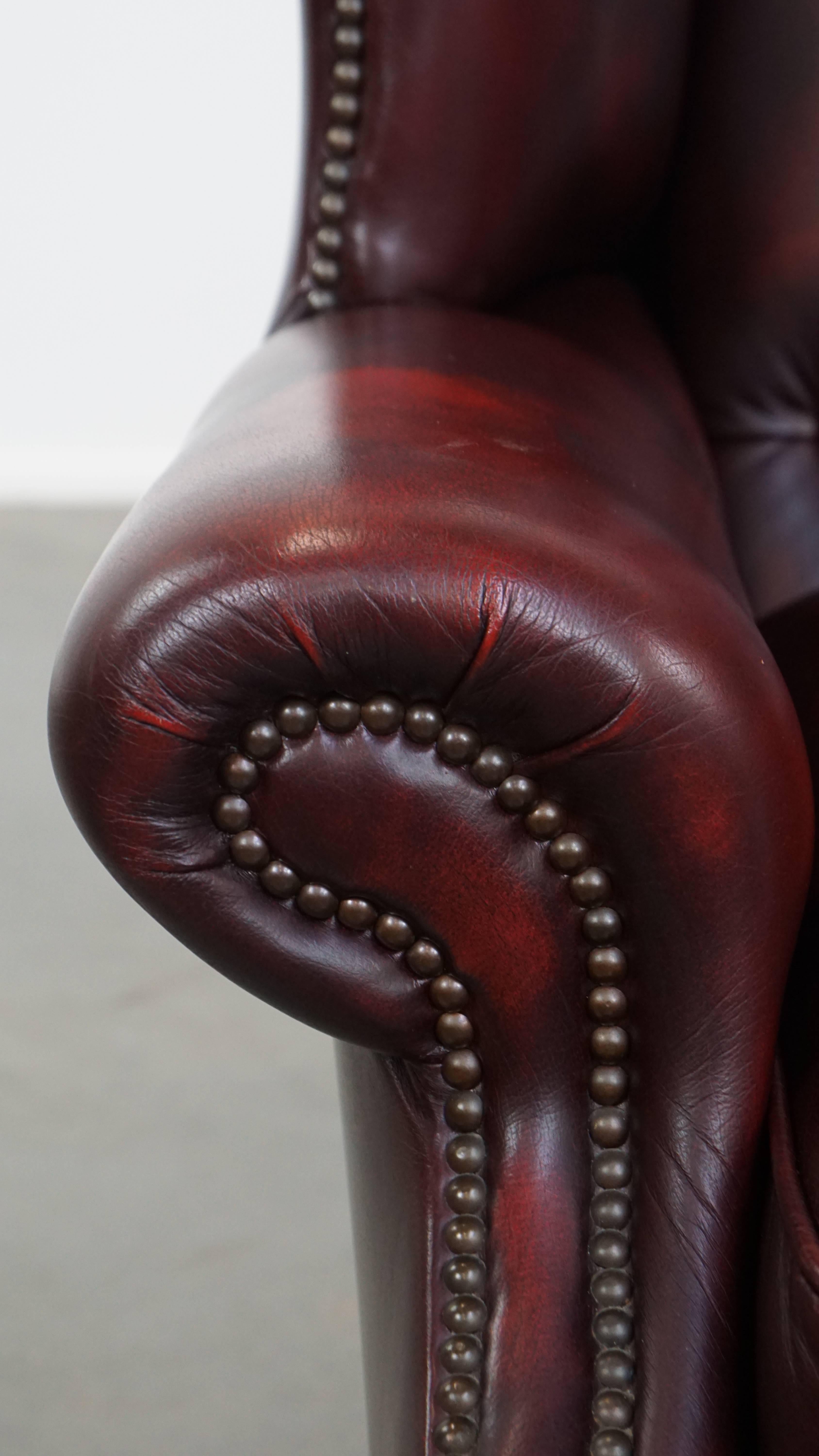 Englischer Chesterfield Ohrensessel aus rotem Rindsleder im Angebot 5