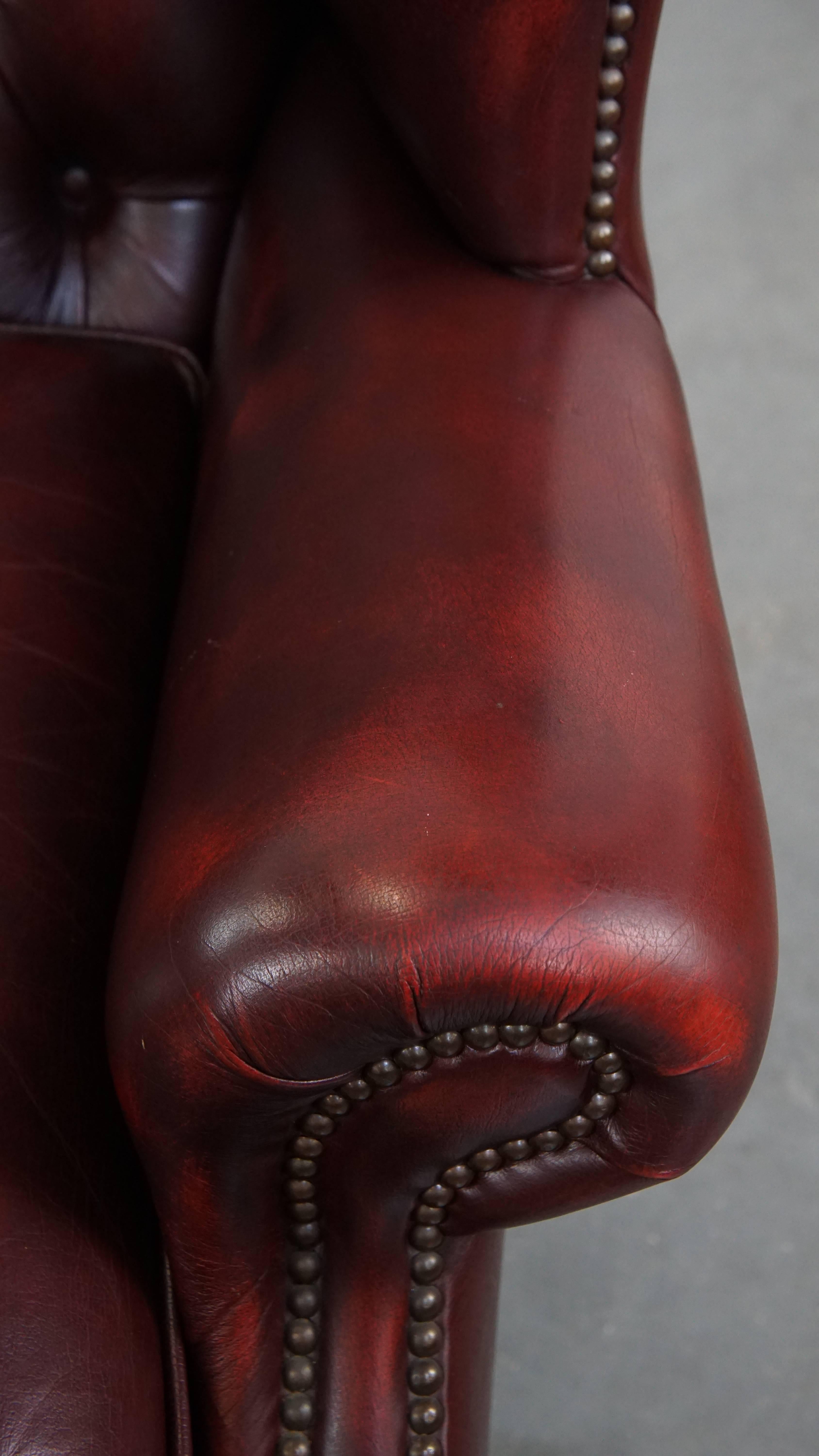 Englischer Chesterfield Ohrensessel aus rotem Rindsleder im Angebot 3
