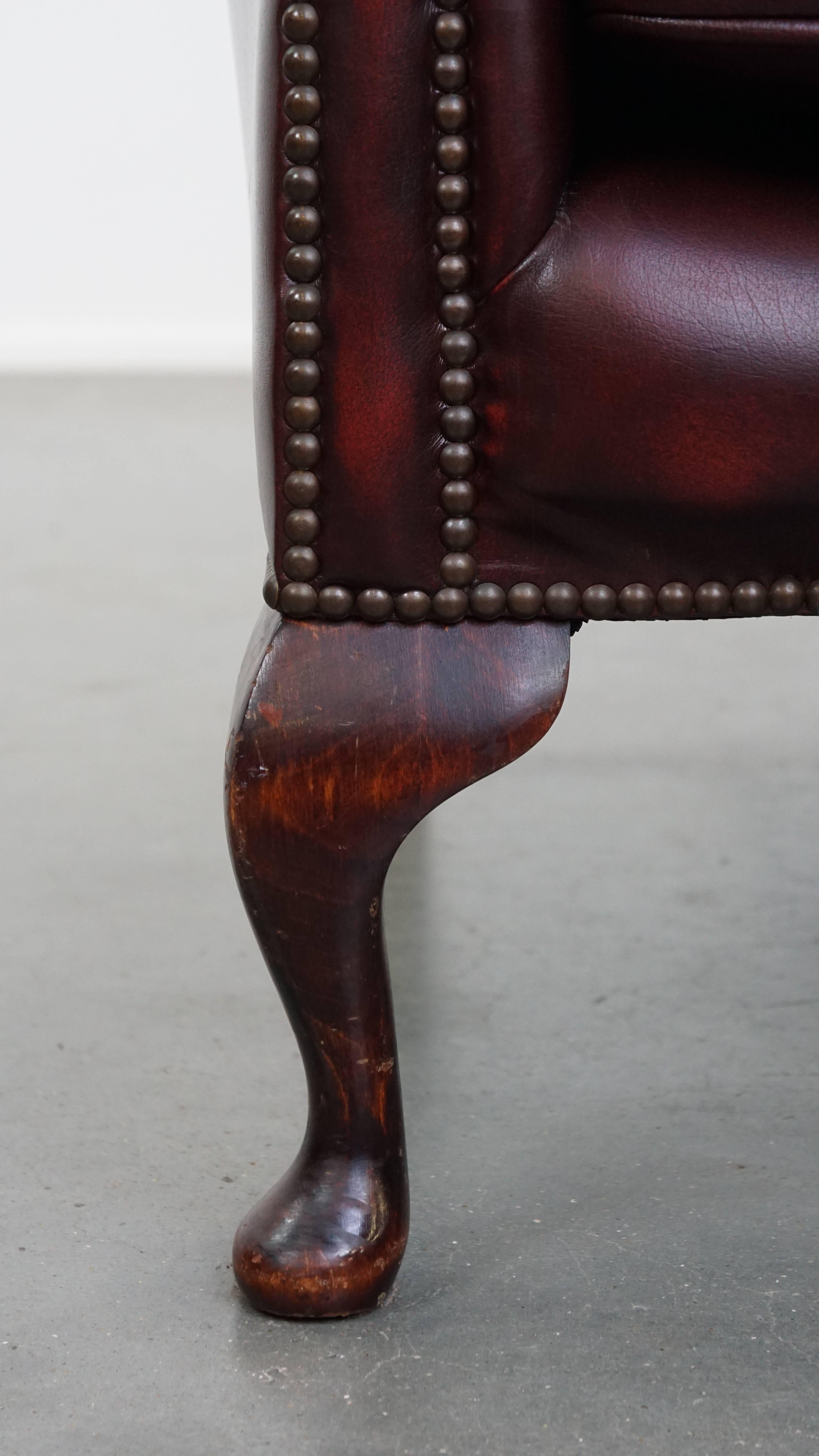 Englischer Chesterfield Ohrensessel aus rotem Rindsleder im Angebot 7