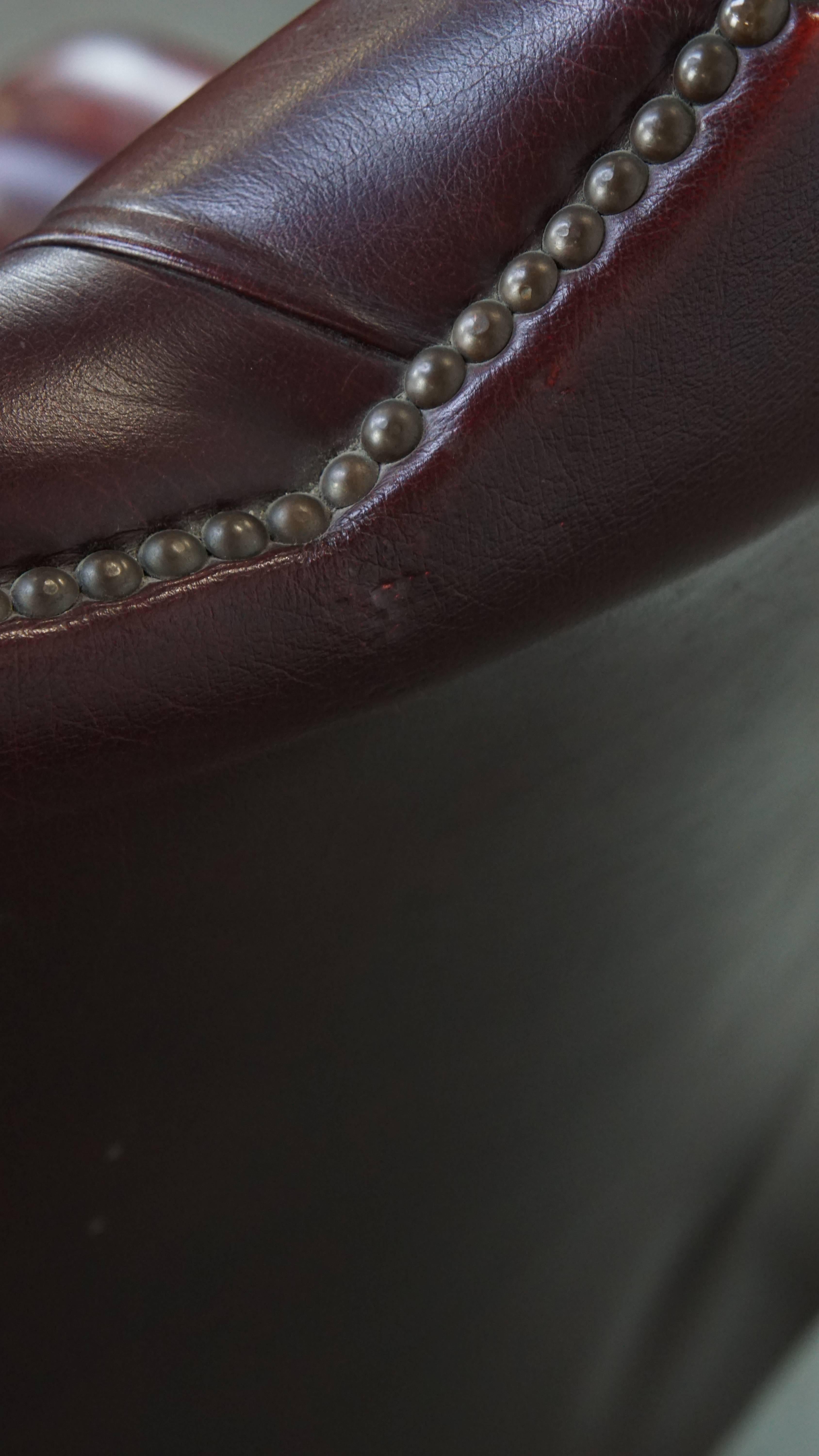 Englischer Chesterfield Ohrensessel aus rotem Rindsleder im Angebot 9