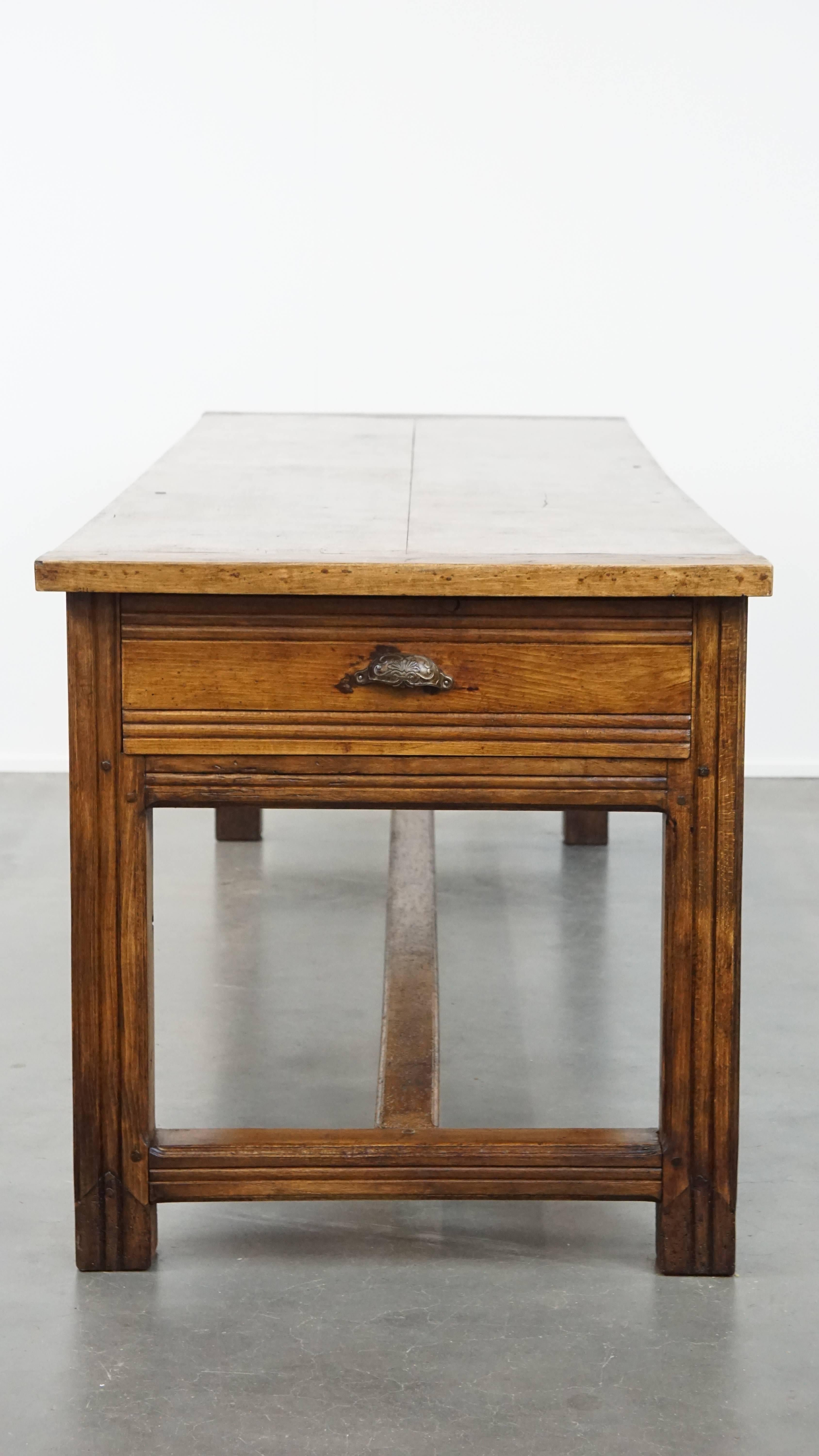 Antique French Oak Esstisch mit 3 Schubladen (Klassisch-römisch) im Angebot
