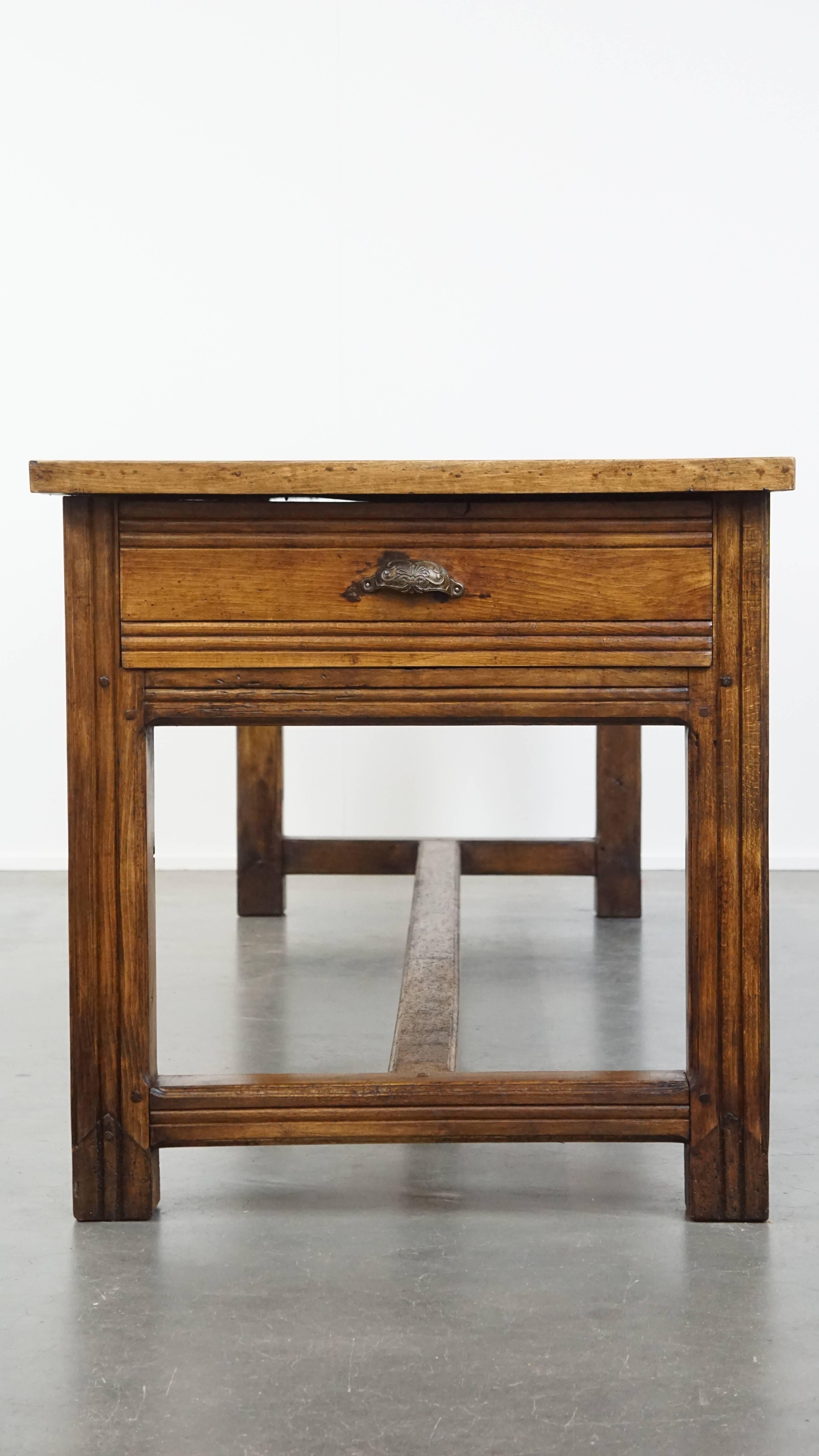 Antique French Oak Esstisch mit 3 Schubladen (Handgefertigt) im Angebot