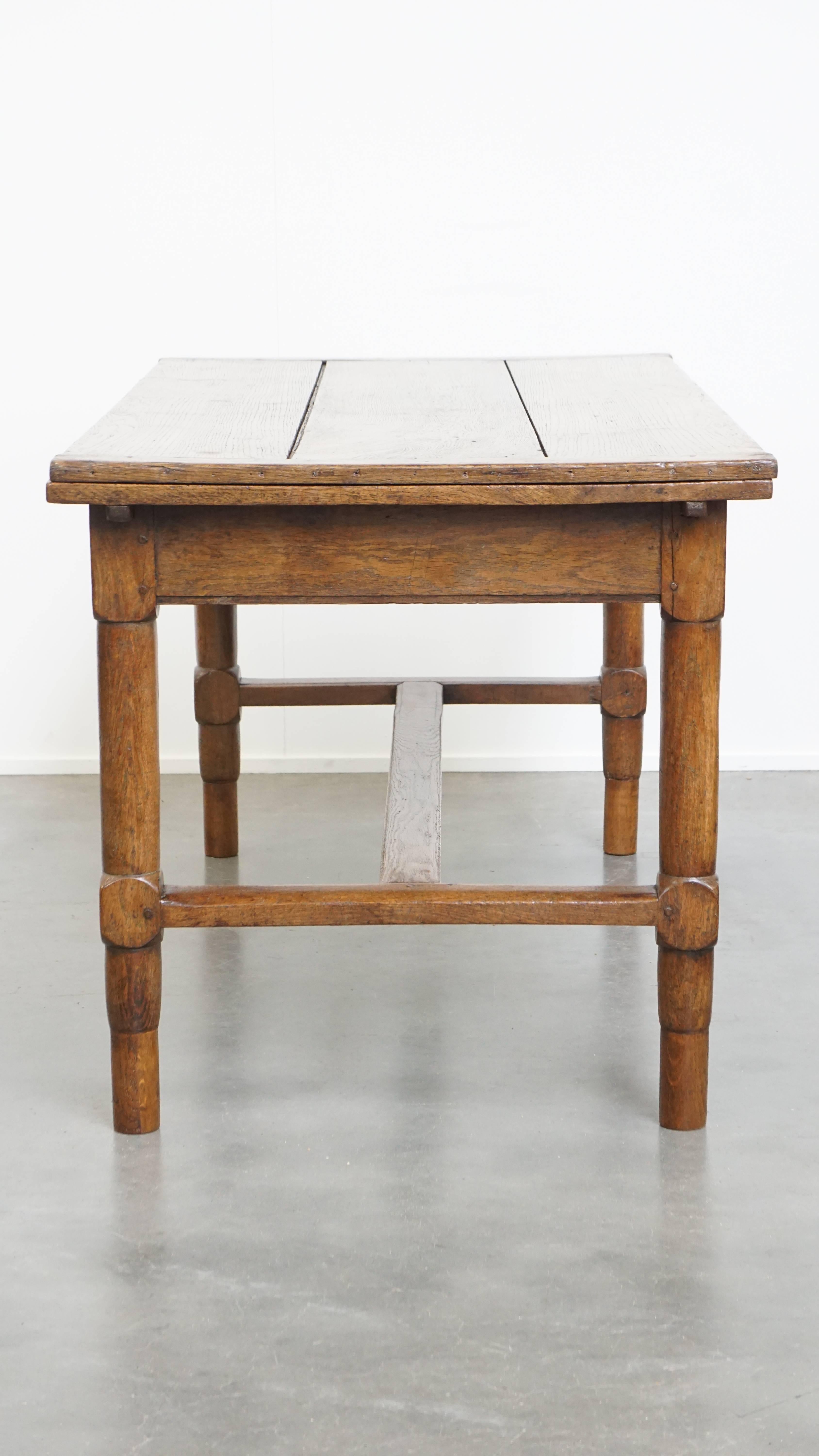 Table de salle à manger ancienne de la fin du XVIIIe siècle en vente 1