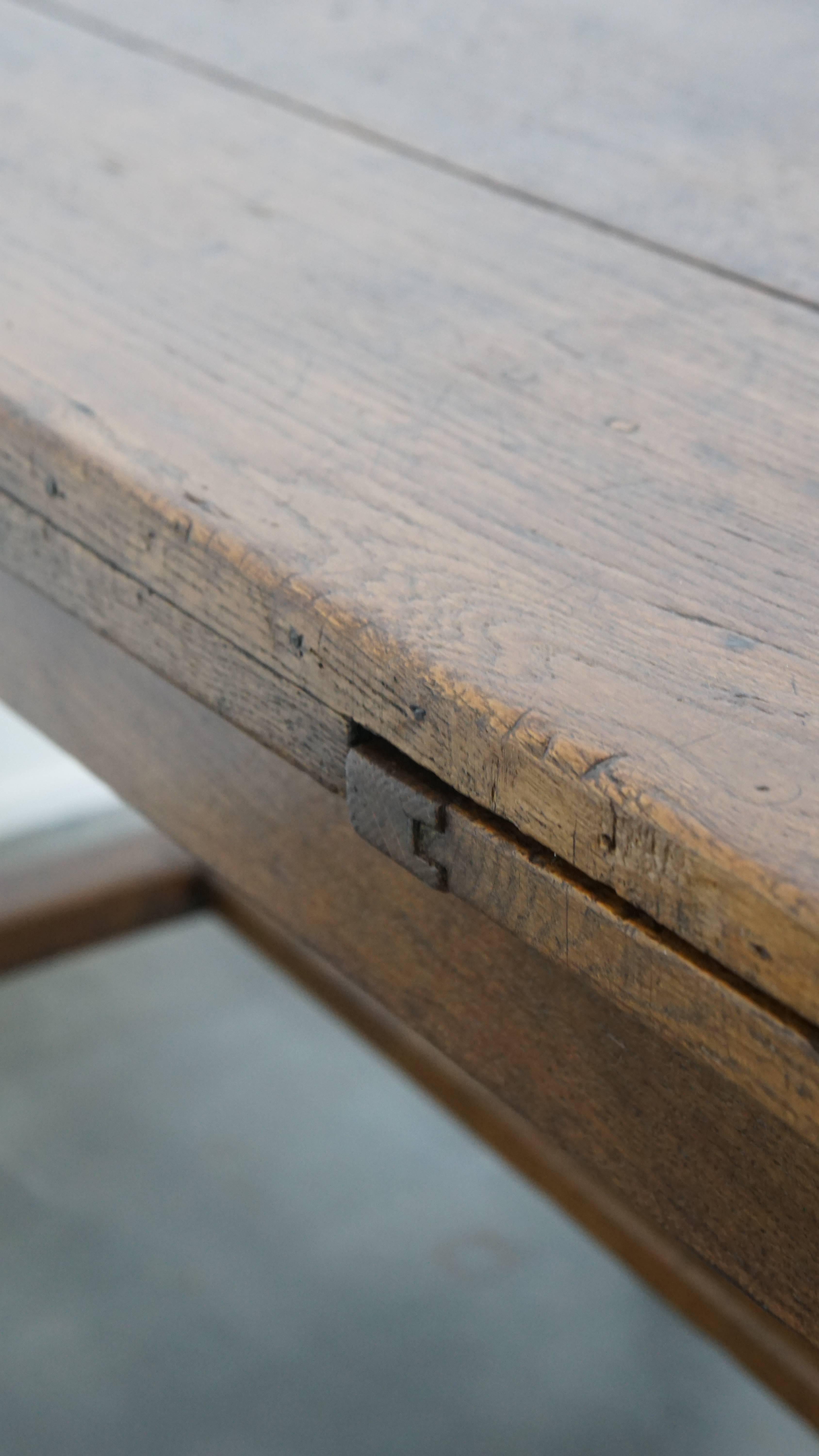 Table de salle à manger ancienne de la fin du XVIIIe siècle en vente 7