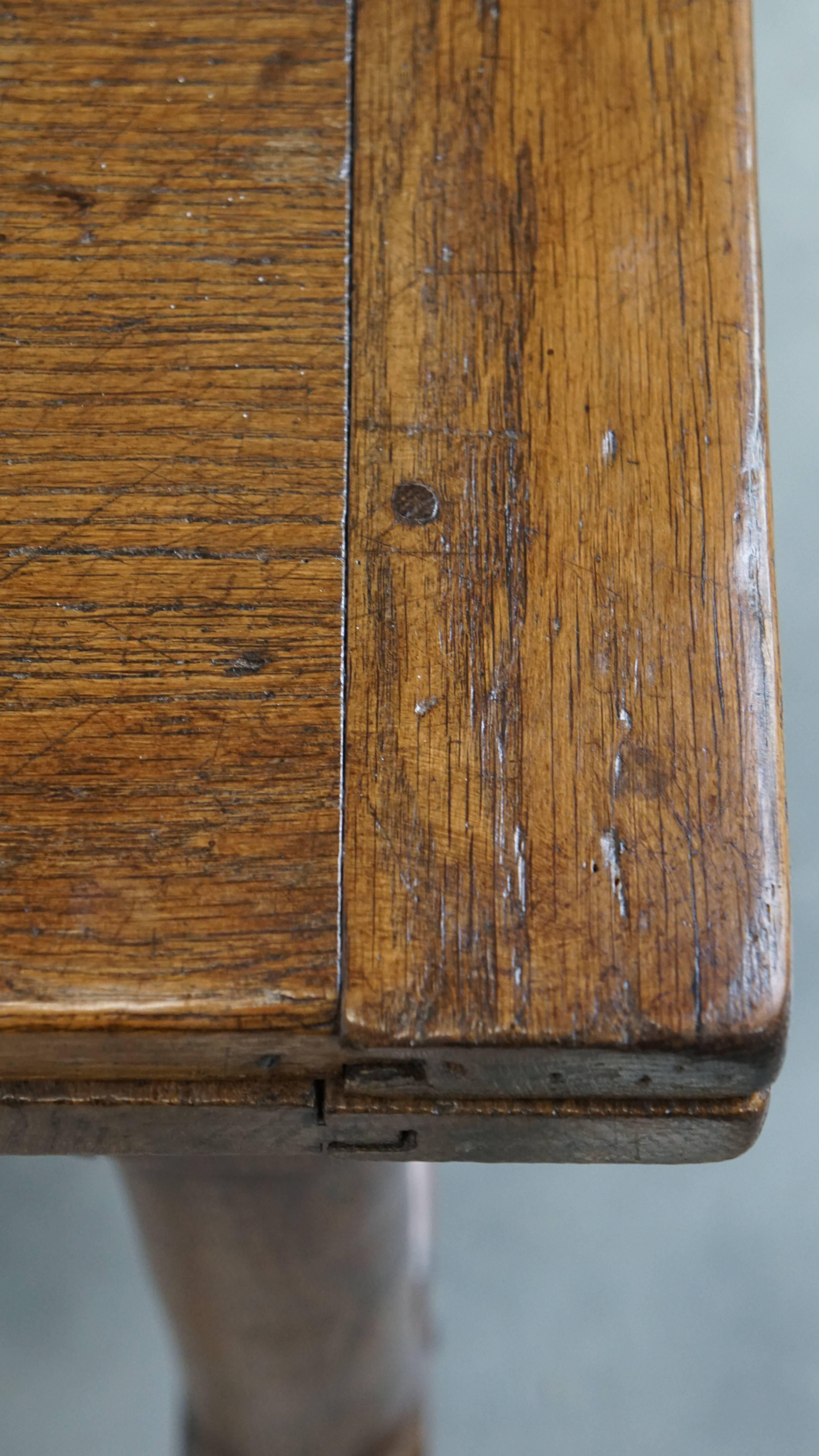 Table de salle à manger ancienne de la fin du XVIIIe siècle en vente 8