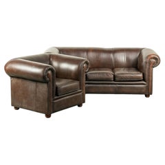 Set aus einem weichen Chesterfield-Sofa und einem Sessel im zeitlosen englischen Look