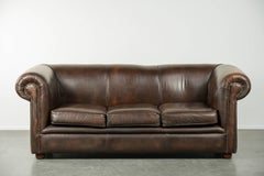 Set aus einem weichen Chesterfield-Sofa und einem Sessel im zeitlosen englischen Look