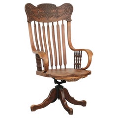 Charmante chaise de bureau ornée de magnifiques sculptures sur bois, datant du début du XXe siècle