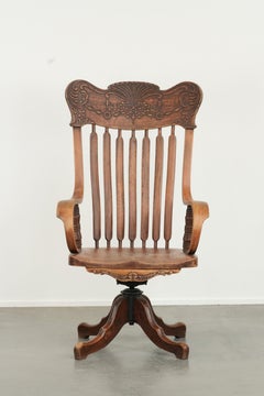 Charmante chaise de bureau ornée de magnifiques sculptures sur bois, datant du début du XXe siècle