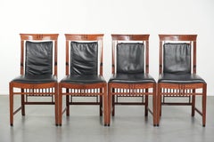 Elegante set di quattro sedie da pranzo in stile Art Déco, in pelle di vacchetta nera e legno