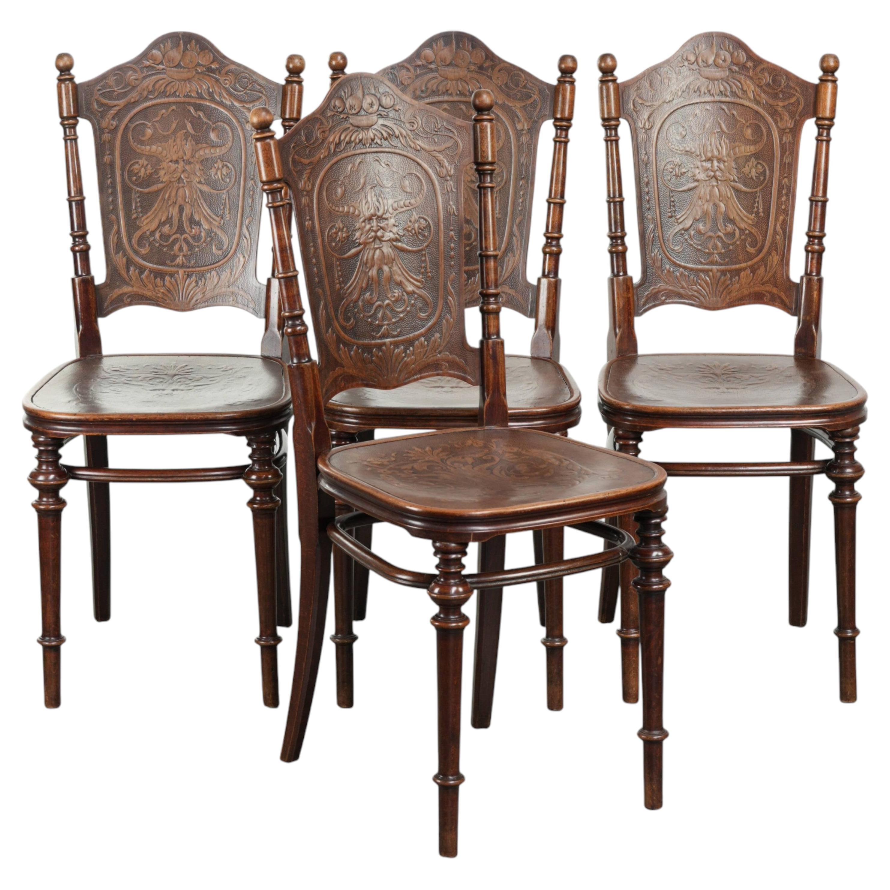 Lot de quatre chaises de bistrot anciennes datant de la fin du XIXe siècle / début du XXe siècle