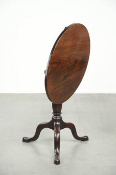 Round antique English tilt-top table/side table from the early 19th century