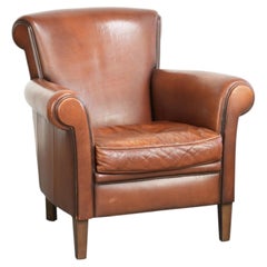Fauteuil confortable en peau de mouton, au design épuré