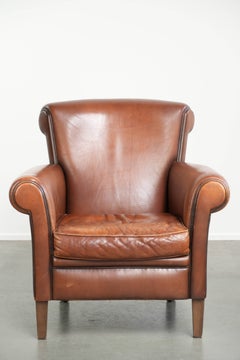 Fauteuil confortable en peau de mouton, au design épuré