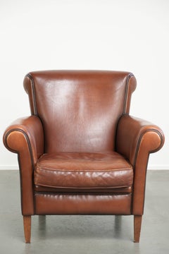 Timeless armchair made of sheepskin leather with a English look