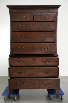 Antique English chest of drawers from the 18th century made of oak