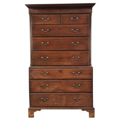 Antique English chest of drawers from the 18th century made of oak