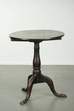 Characterful 18th century English oak sidetable with a beautiful appearance
