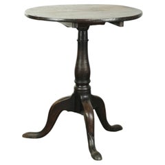 Characterful 18th century English oak sidetable with a beautiful appearance