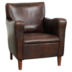 Fauteuil vintage robuste en peau de mouton, au design anglais intemporel