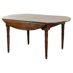 Oval/round antique French farmhouse table from the 19th century