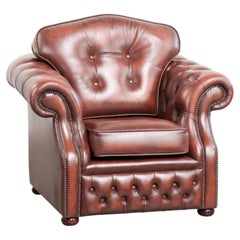 Chesterfield-Sessel aus Rindsleder in einem warmen Braunton mit Ziernägeln
