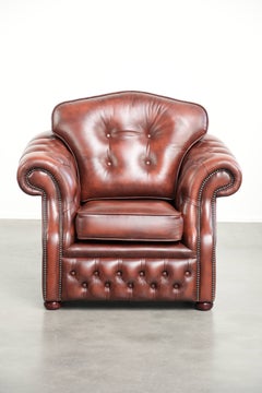 Chesterfield-Sessel aus Rindsleder in einem warmen Braunton mit Ziernägeln