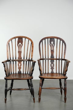 Lot de 4 chaises de salle à manger Windsor anglaises anciennes à dossier haut, présentant une patine