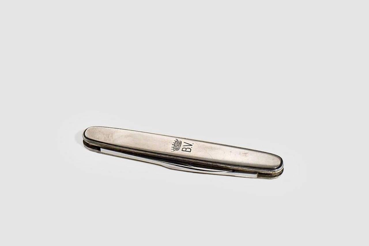 A beautiful and high quality sterling silver and stainless steel pocket knife by renowned Danish silversmith, Georg Jensen. The knife has two retractable blades that open easily from the centre. One is slightly longer than the other, and both are in