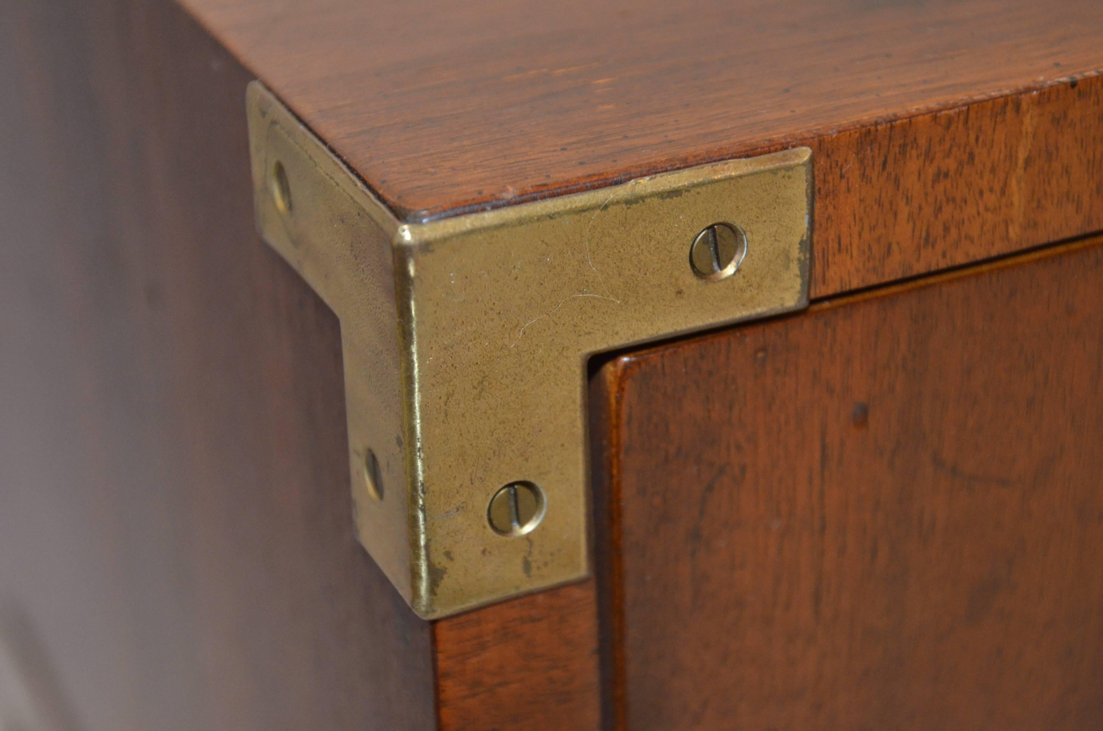 Pair of Campaign Nightstands in Walnut and Brass by Henredon In Excellent Condition In New York, NY