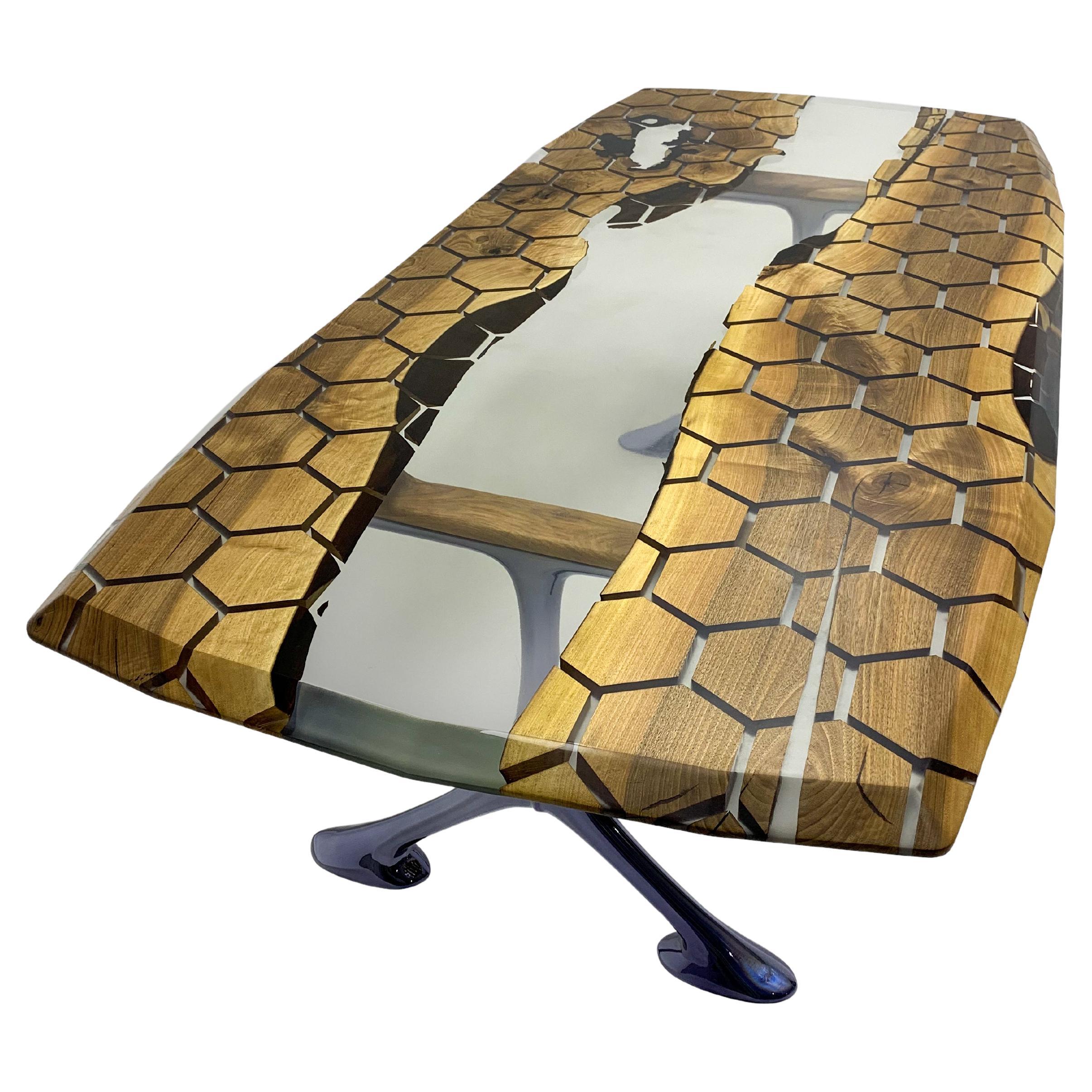 TABLE ÉPOXY HEXAGONALE 

Des tailles et des couleurs personnalisées sont disponibles !

Cette table en époxy émerge comme une œuvre d'art unique, inspirée par la beauté de la nature. Avec son motif en nid d'abeille et ses formes hexagonales, il